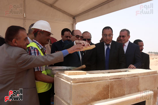 محمد صبحى ووزير الإسكان يضعان حجر أساس المرحة الثانية لمشروع معا (4)