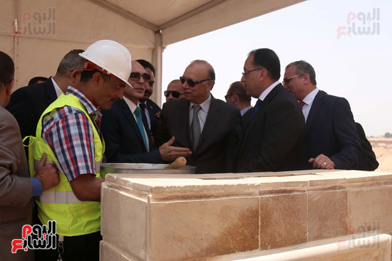 محمد صبحى ووزير الإسكان يضعان حجر أساس المرحة الثانية لمشروع معا (6)