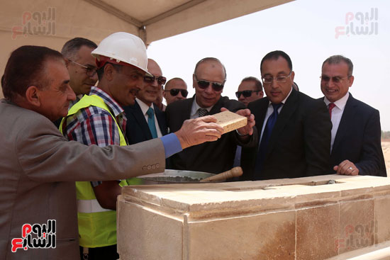 محمد صبحى ووزير الإسكان يضعان حجر أساس المرحة الثانية لمشروع معا (5)