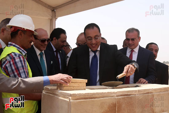 محمد صبحى ووزير الإسكان يضعان حجر أساس المرحة الثانية لمشروع معا (3)