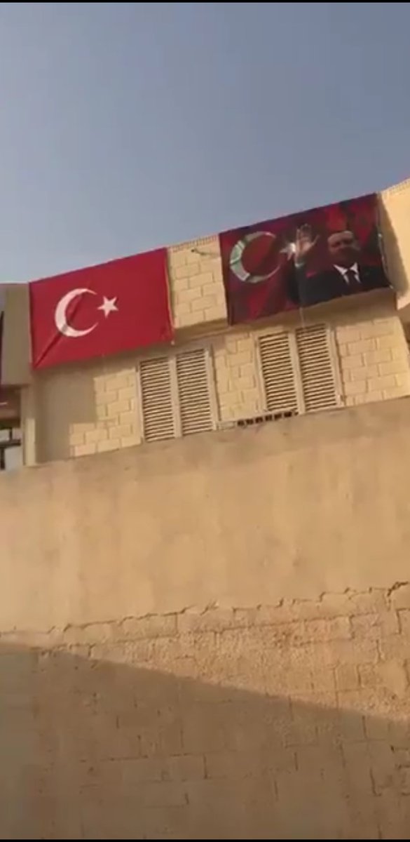 القوات التركية تضع صورة إردوغان على منازل القطريين