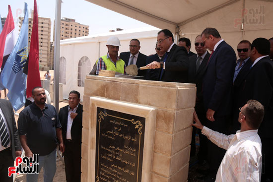 محمد صبحى ووزير الإسكان يضعان حجر أساس المرحة الثانية لمشروع معا (2)
