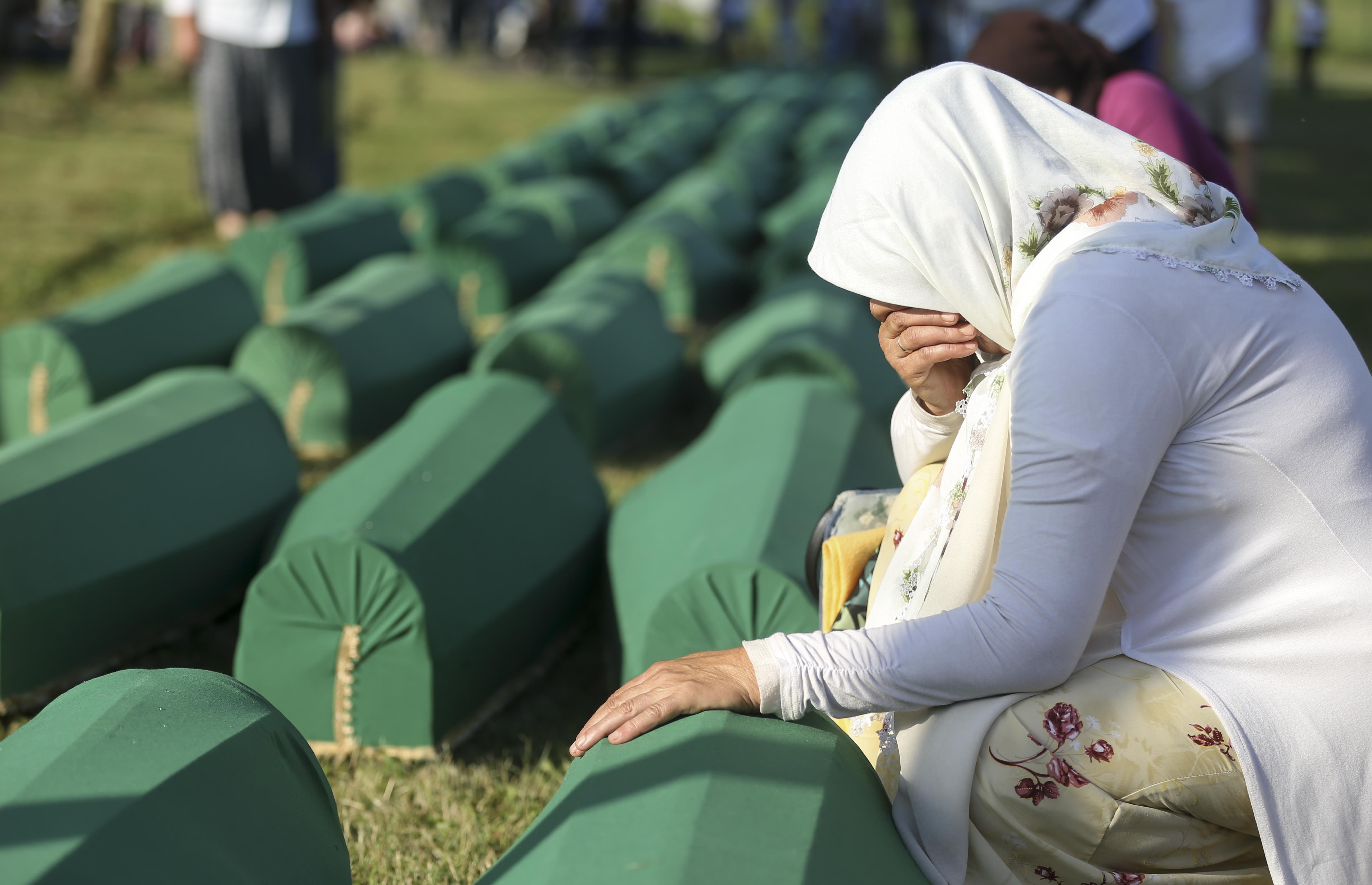 سيدة تبكى أمام نعوش ضحايا مذبحة سريبرينيتسا فى البوسنة