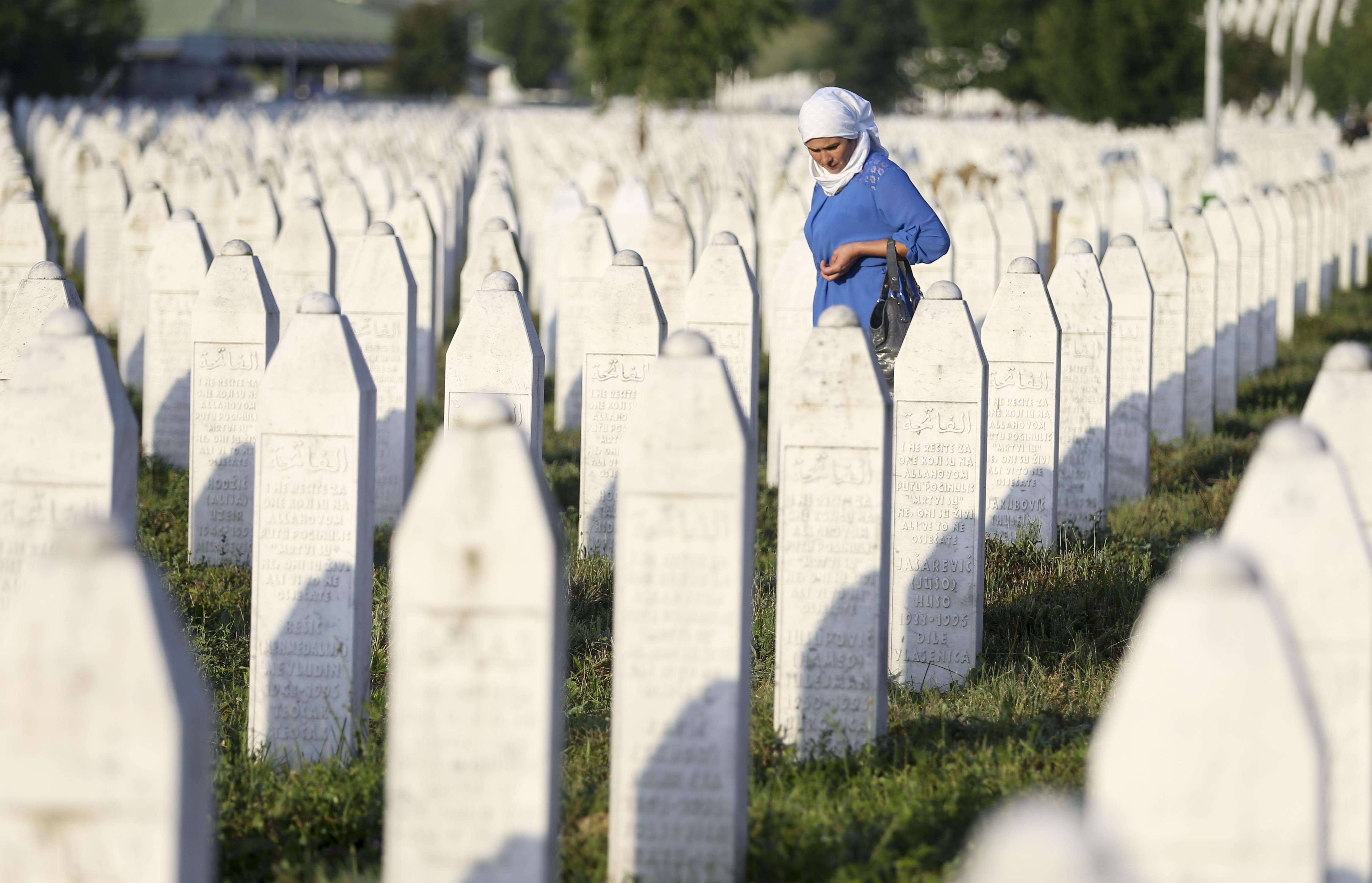 النصب التذكارى لمذبحة سريبرينيتسا فى البوسنة