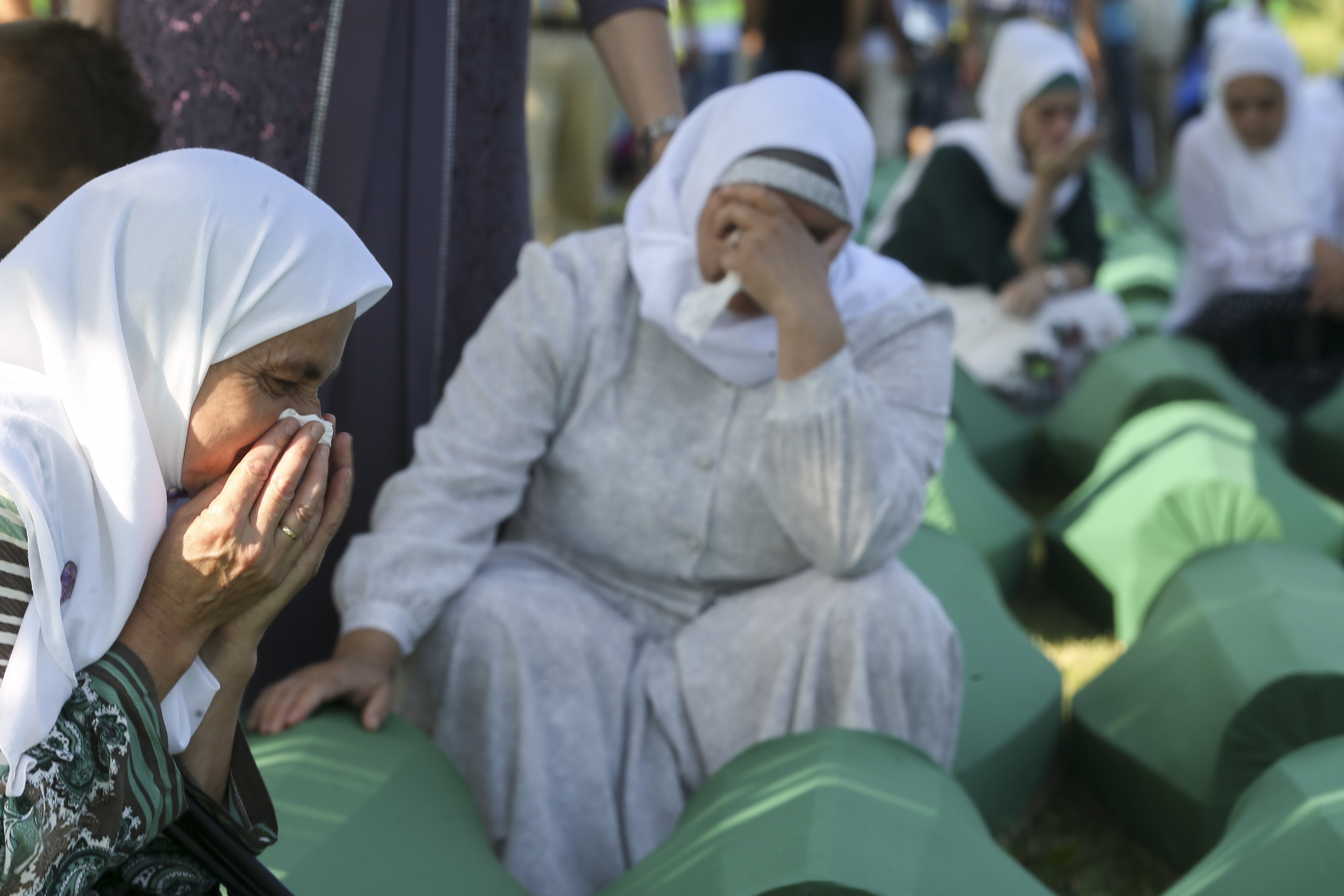 بكاء وعويل أمام نعوش ضحايا مذبحة سريبرينيتسا فى البوسنة