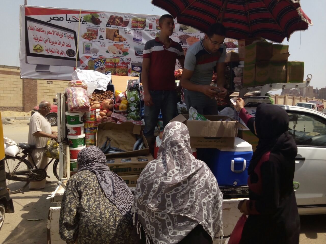 مديرية أمن الشرقية توجه سيارات تجوب شوارع الزقازيق لتوزيع سلع غذائية بأسعار مخفضة (1)