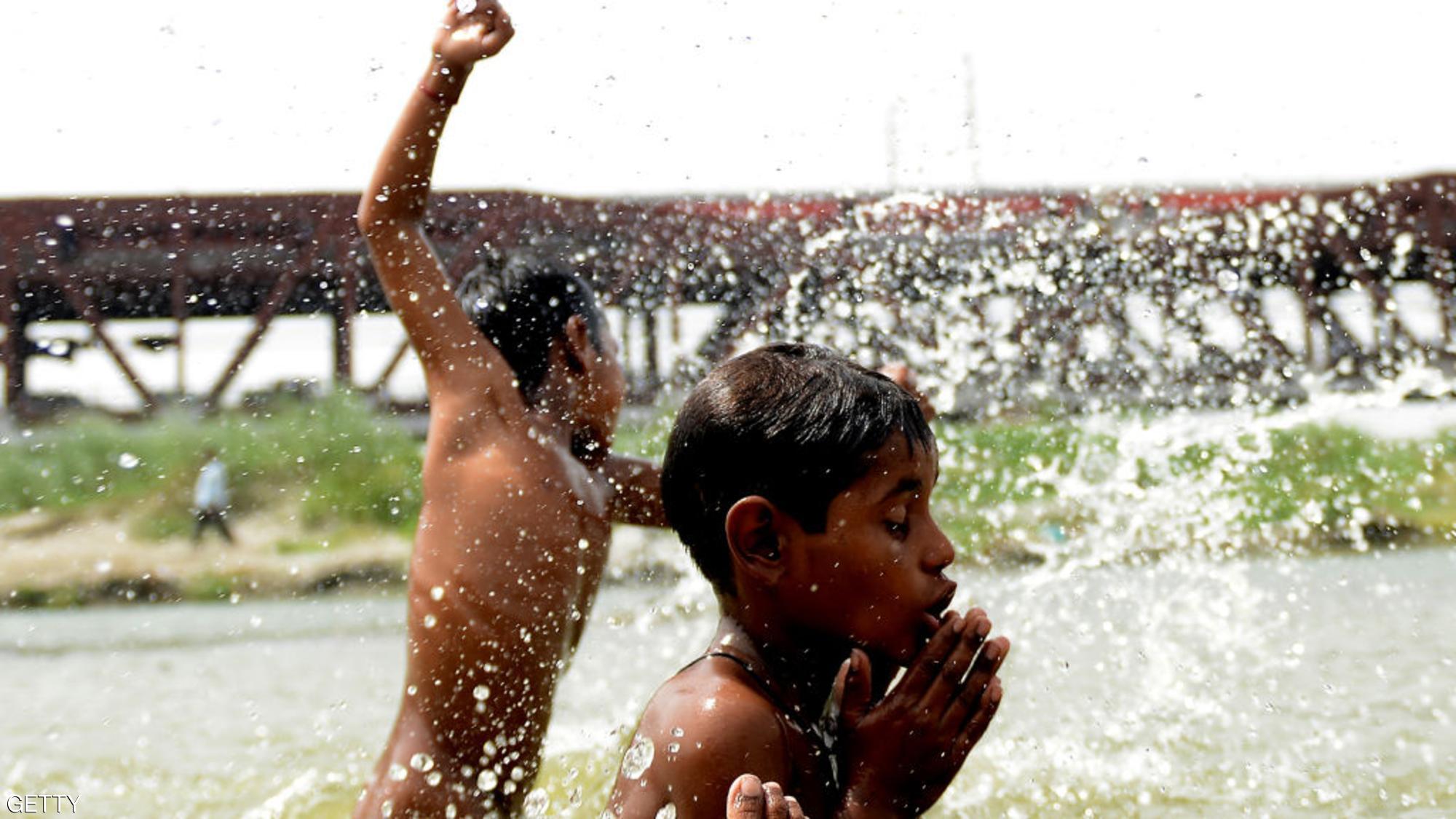 أطفال يهربون من حرارة الصيف في بحيرة بنيو ديلهي