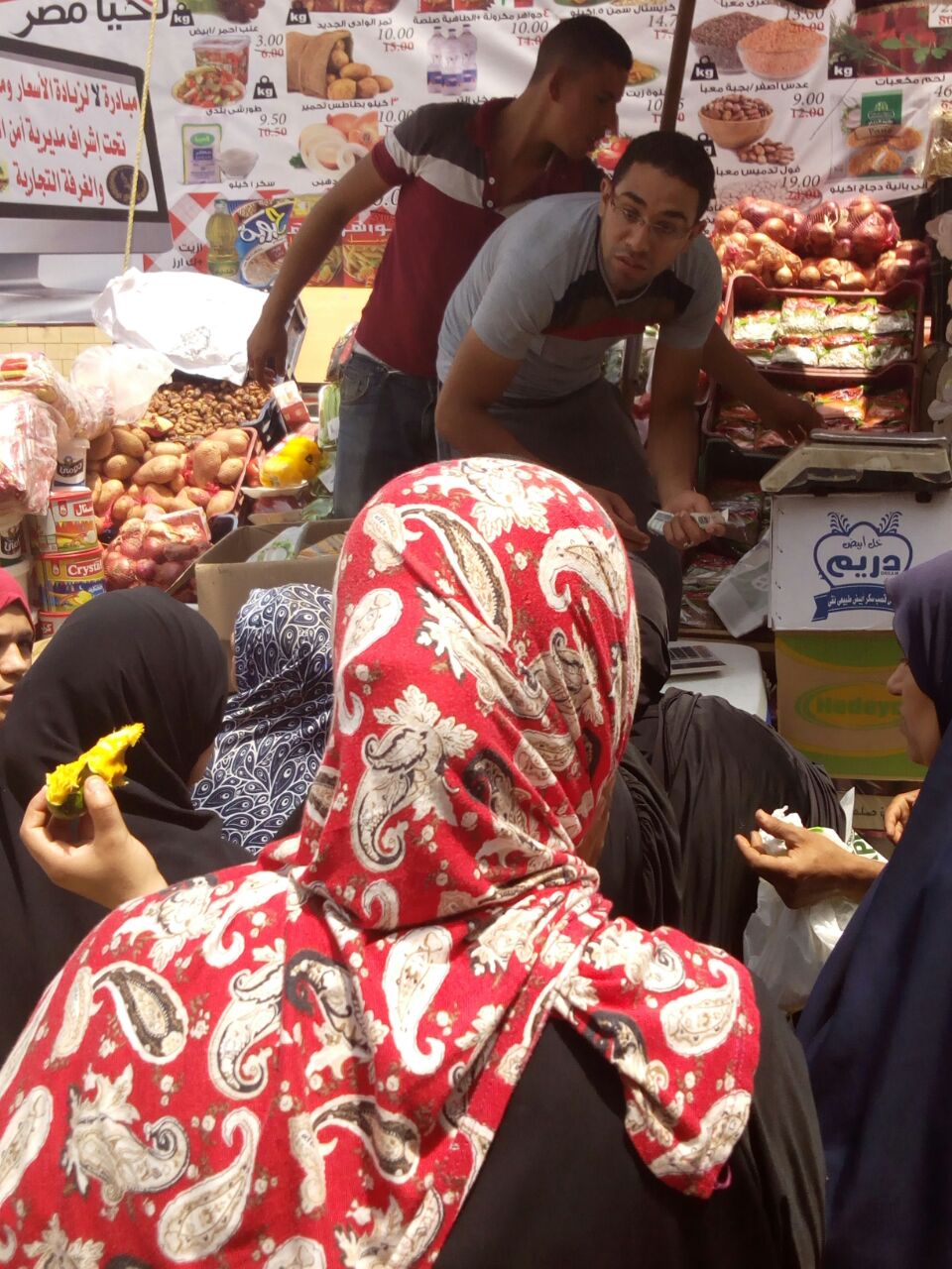 مديرية أمن الشرقية توجه سيارات تجوب شوارع الزقازيق لتوزيع سلع غذائية بأسعار مخفضة (2)