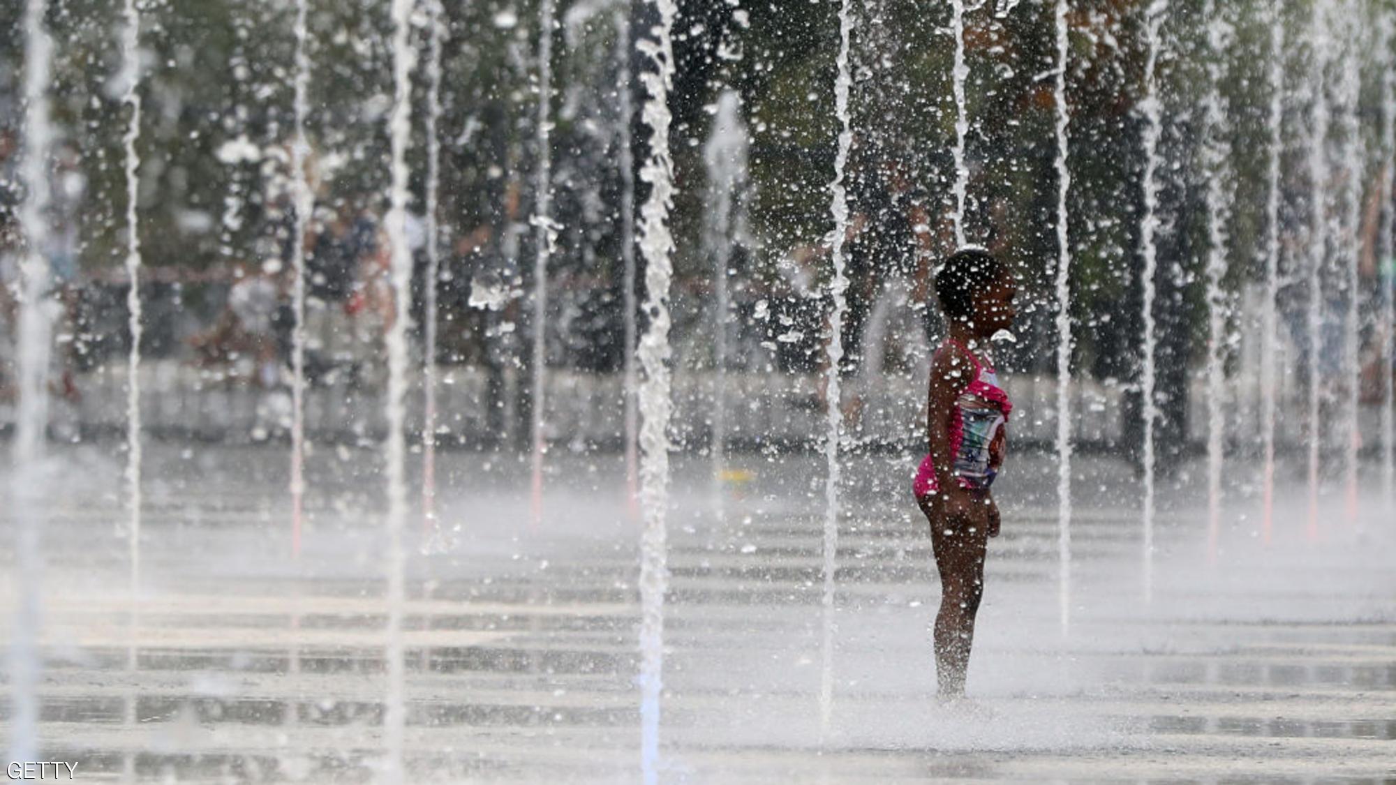 طفلة وسط نافورة مياه في مدينة نيس الفرنسية
