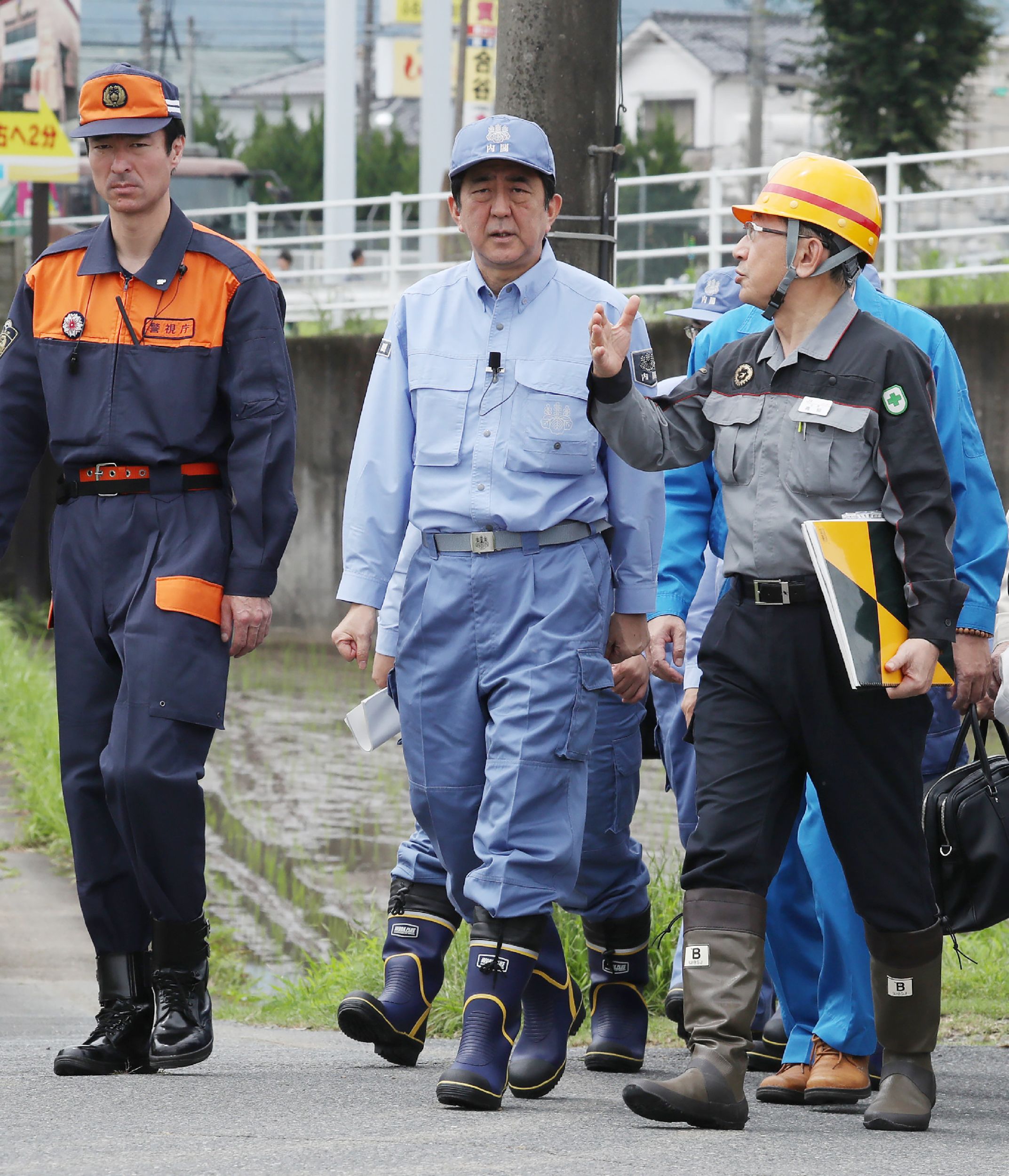 رئيس وزراء اليابان يزور منطقة دمرتها السيول