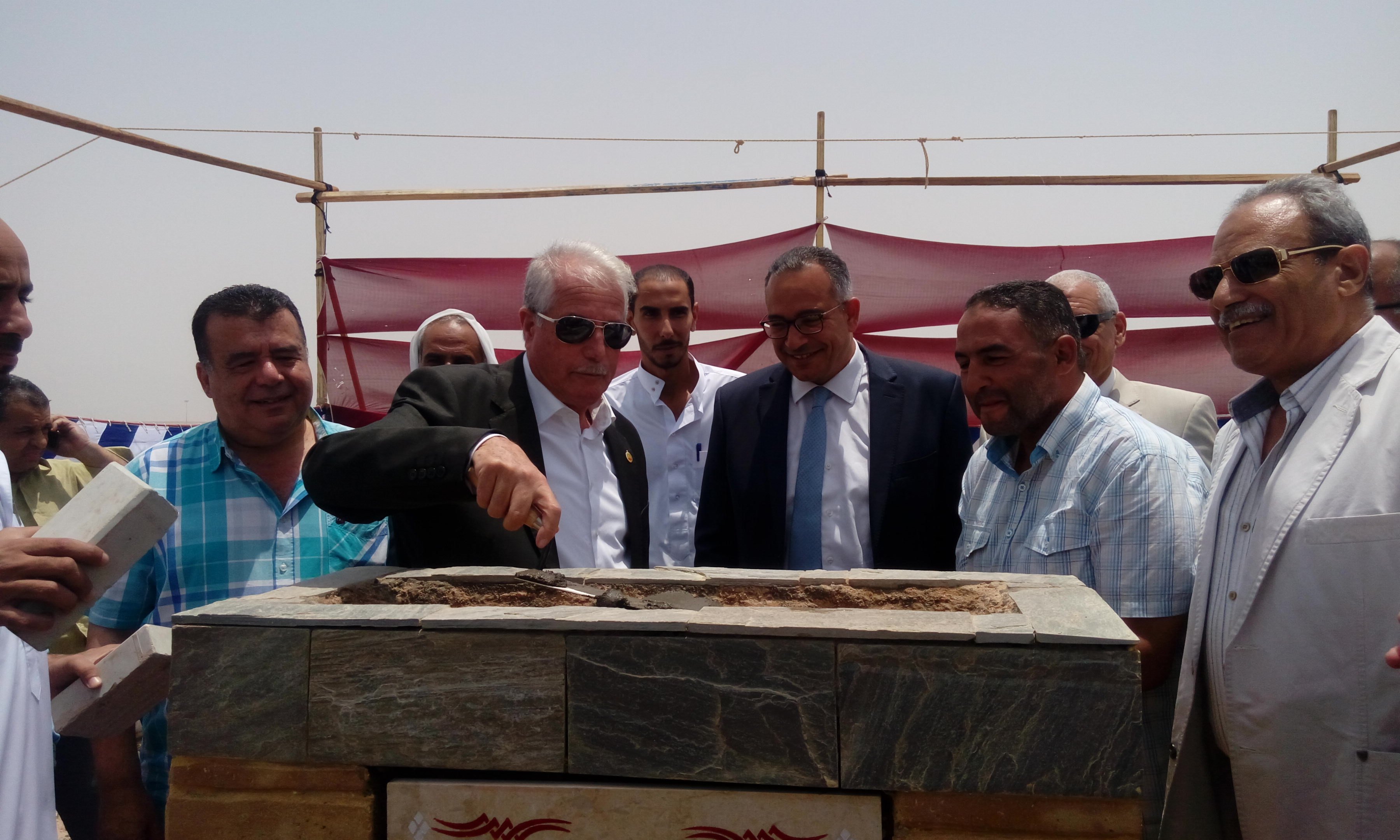 محافظ جنوب سيناء ونائب وزير الاسكان يضعان حجر أساس مساكن  (2)