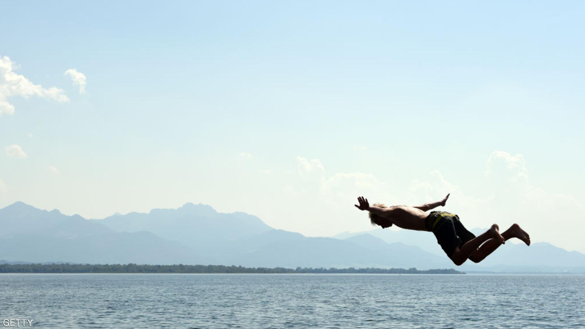 يقفز في بحيرة تشيمسي وسط مقاطعة بافاريا الألمانية