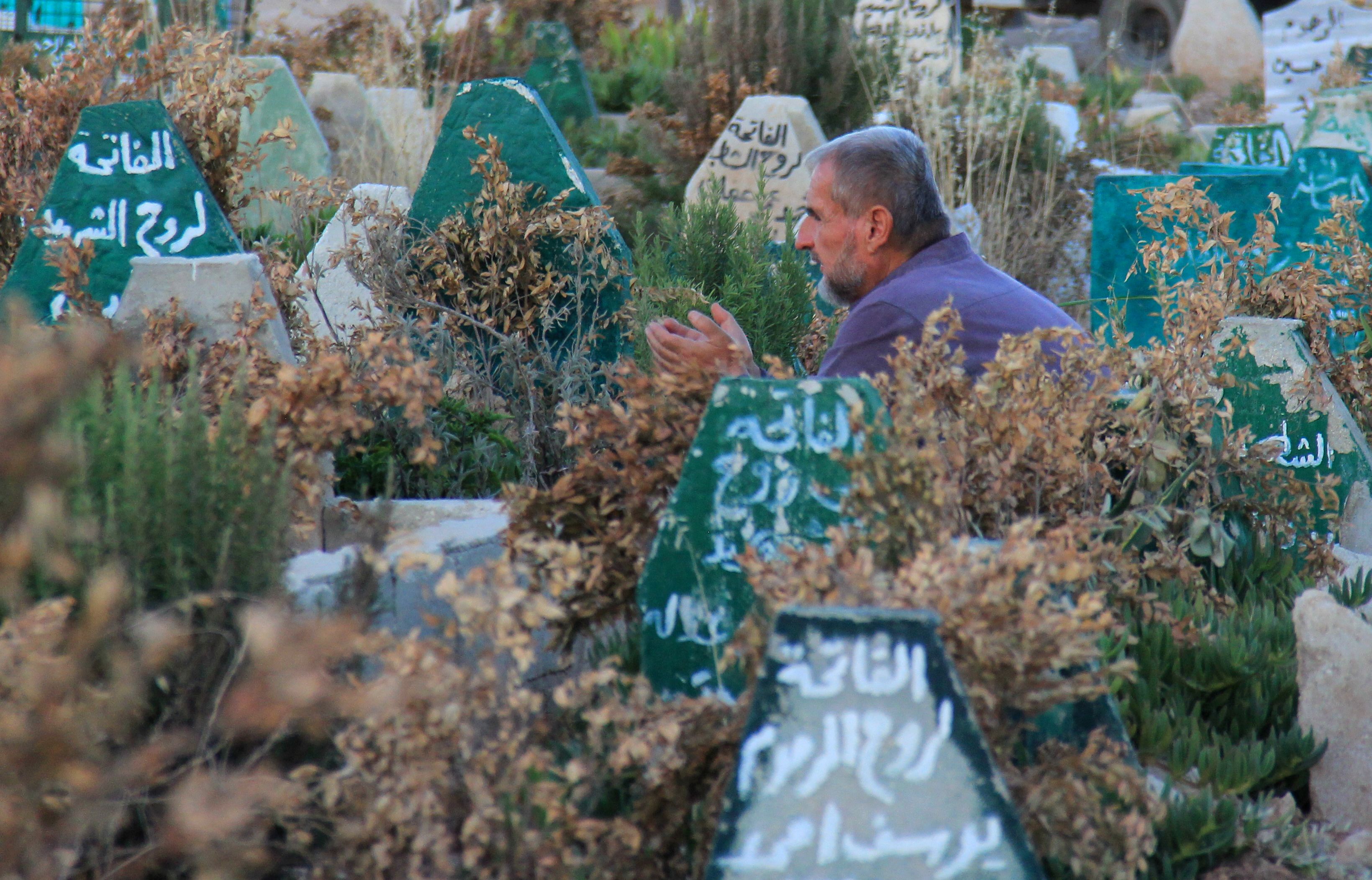 مقابر ضحايا هجوم الغاز