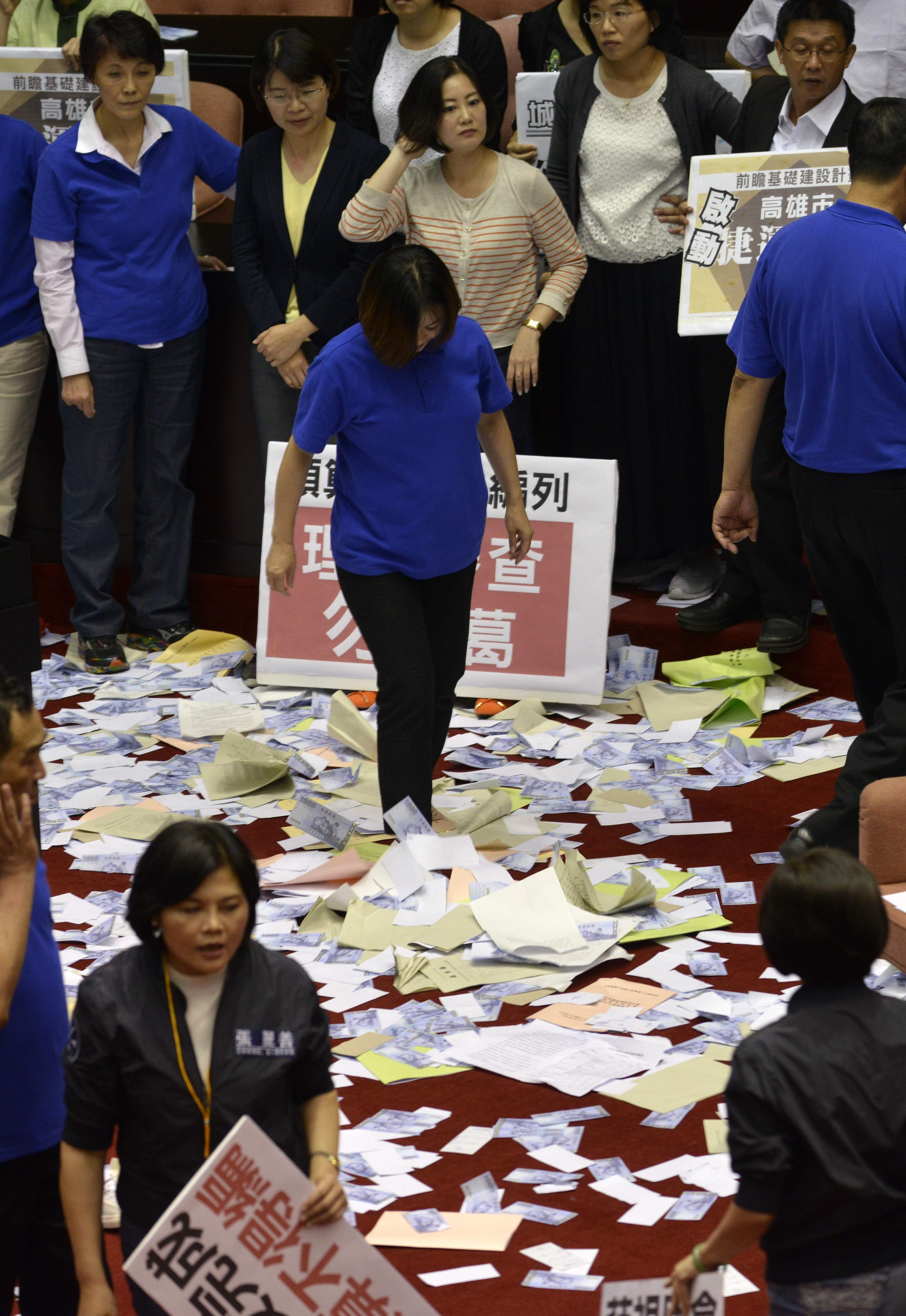 حالة من الفوضى داخل البرلمان التايوانى