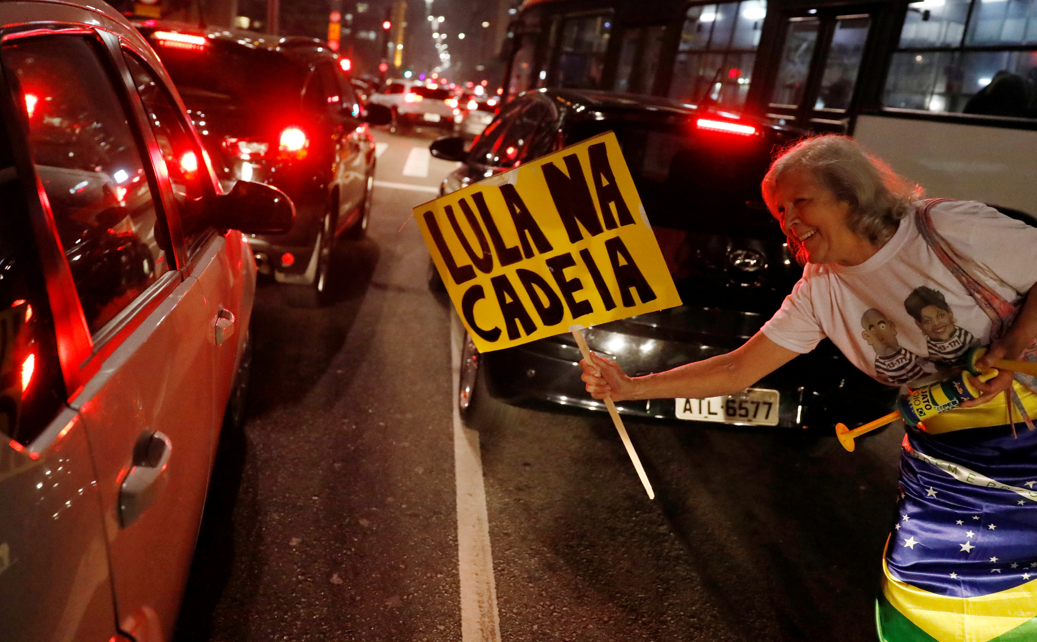 احتفالات فى البرازيل للحكم بالسجن على  الرئيس البرازيلى الأسبق لويس إيناسيو لولا دا سيلفا