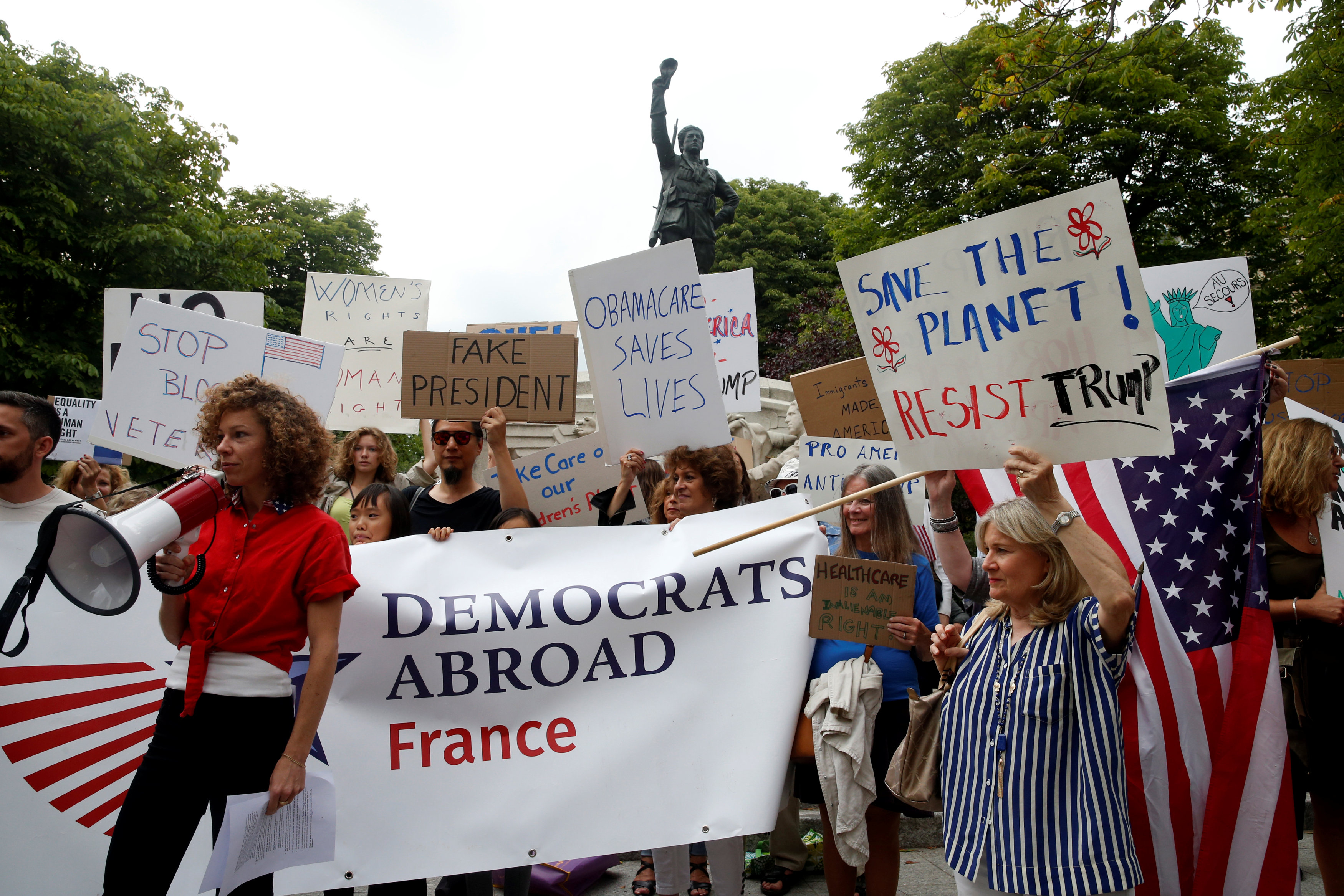 محتجون ضد زيارة ترامب لفرنسا
