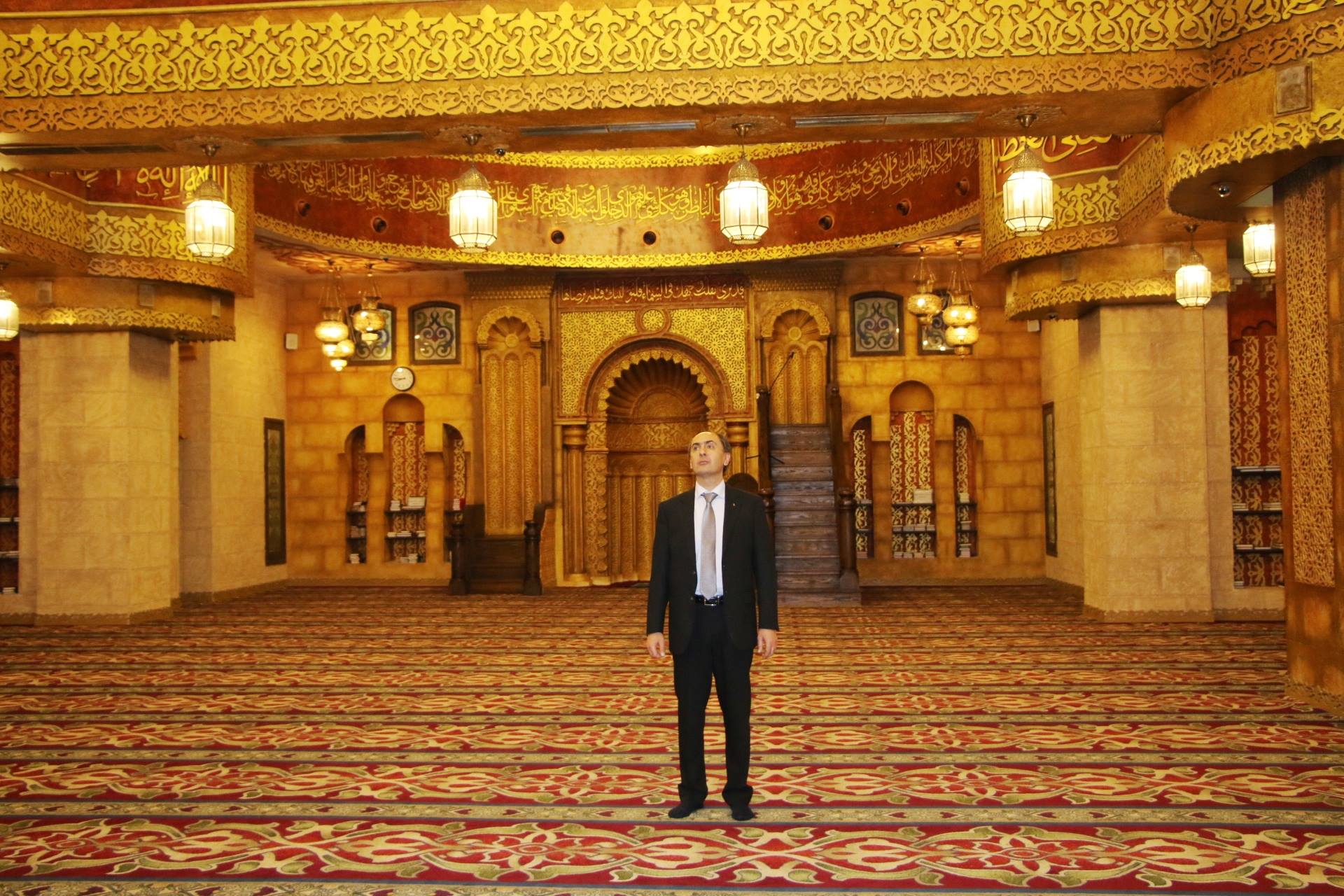 سفير اوكرانيا اثناء زيارة مسجد الصحابة بشرم الشيخ