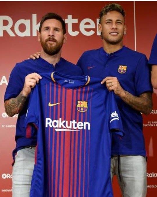 نيمار وميسي يحملان قميص برشلونة