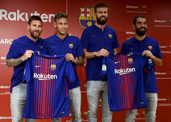 رباعي برشلونة يحمل القميص الجديد