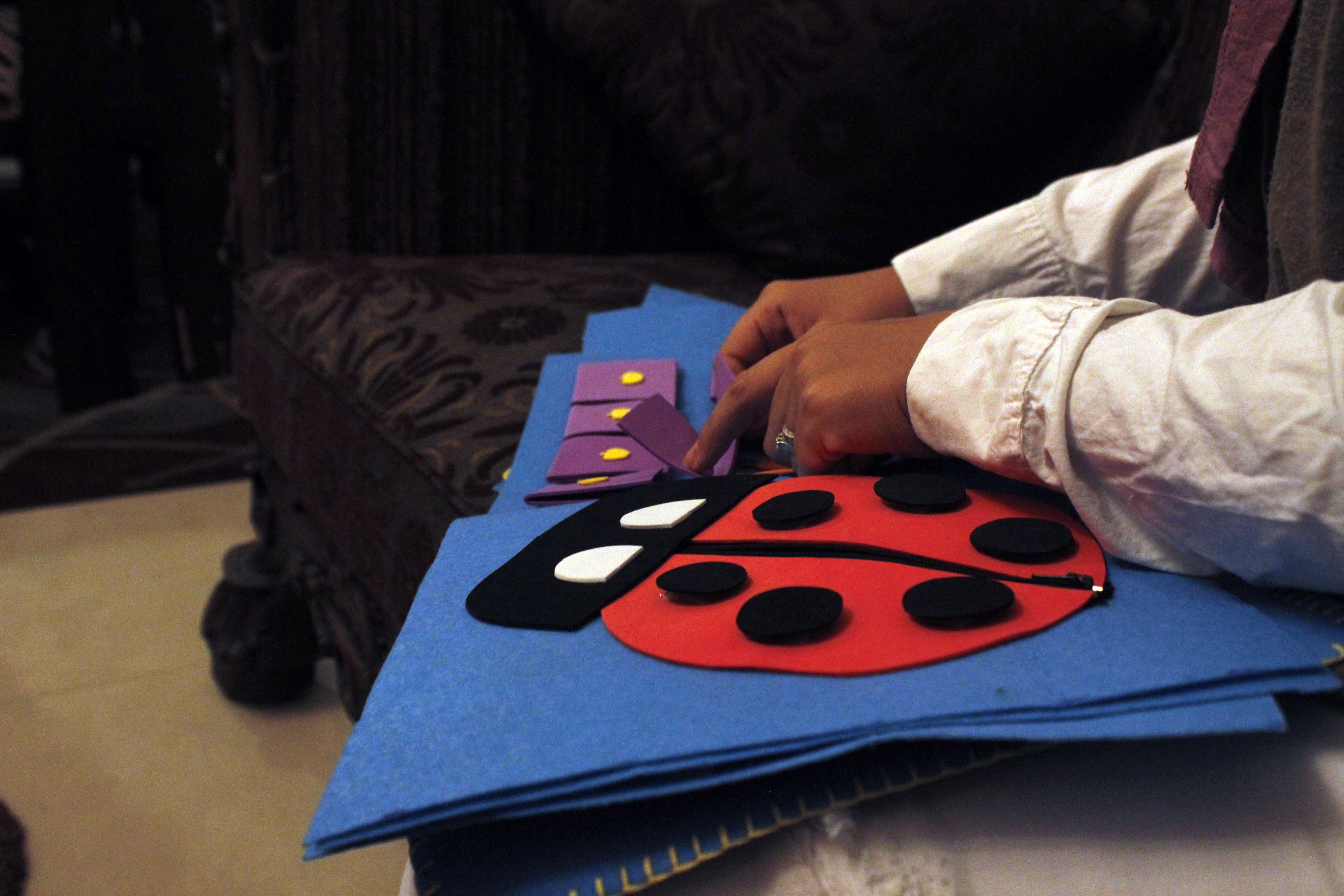 ام   تصنع  كتاب  تفاعلي  للأطفال  -  تصوير  محمد عوض  (1)