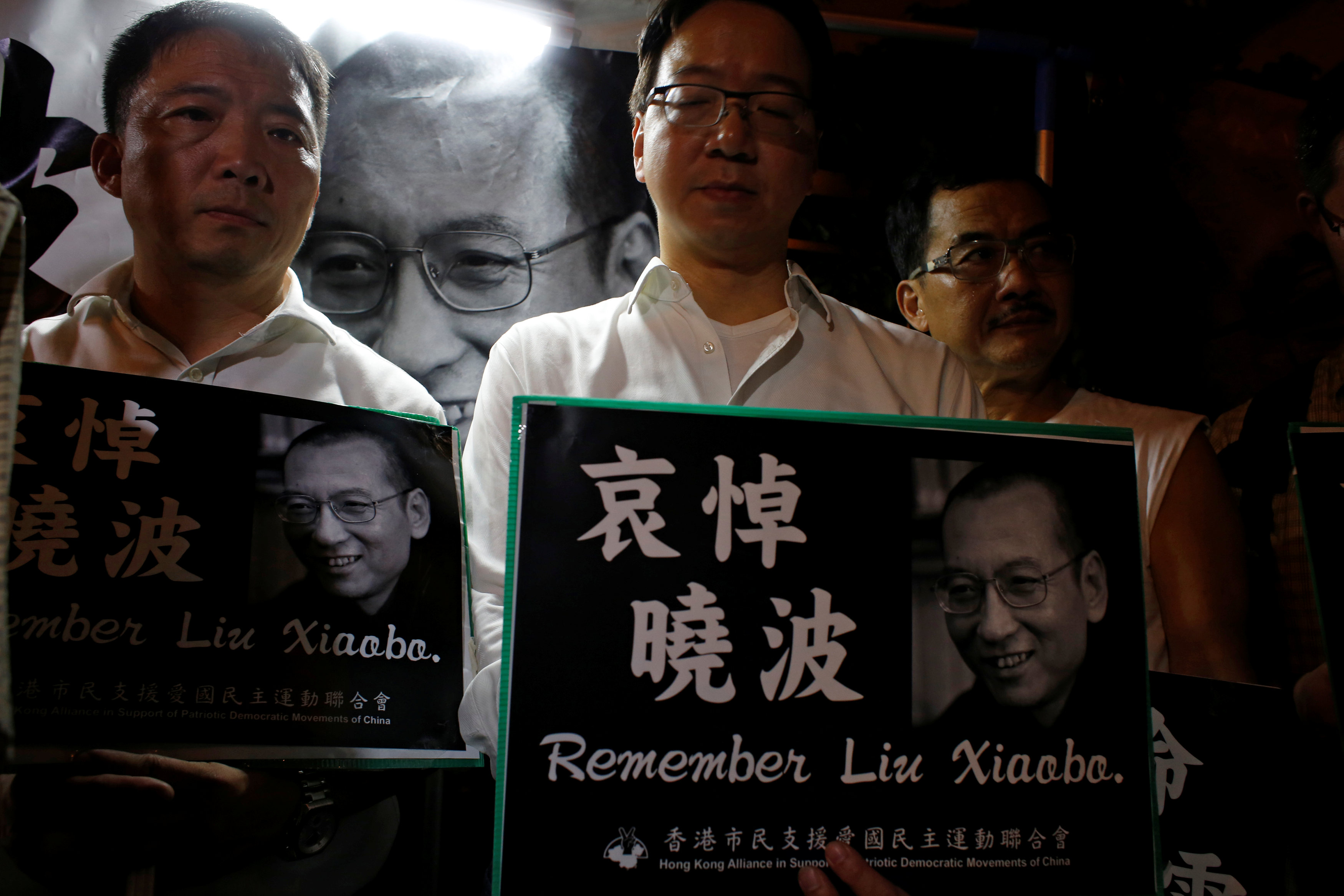 نشطاء يحزنون على وفاة المعارض الصينى