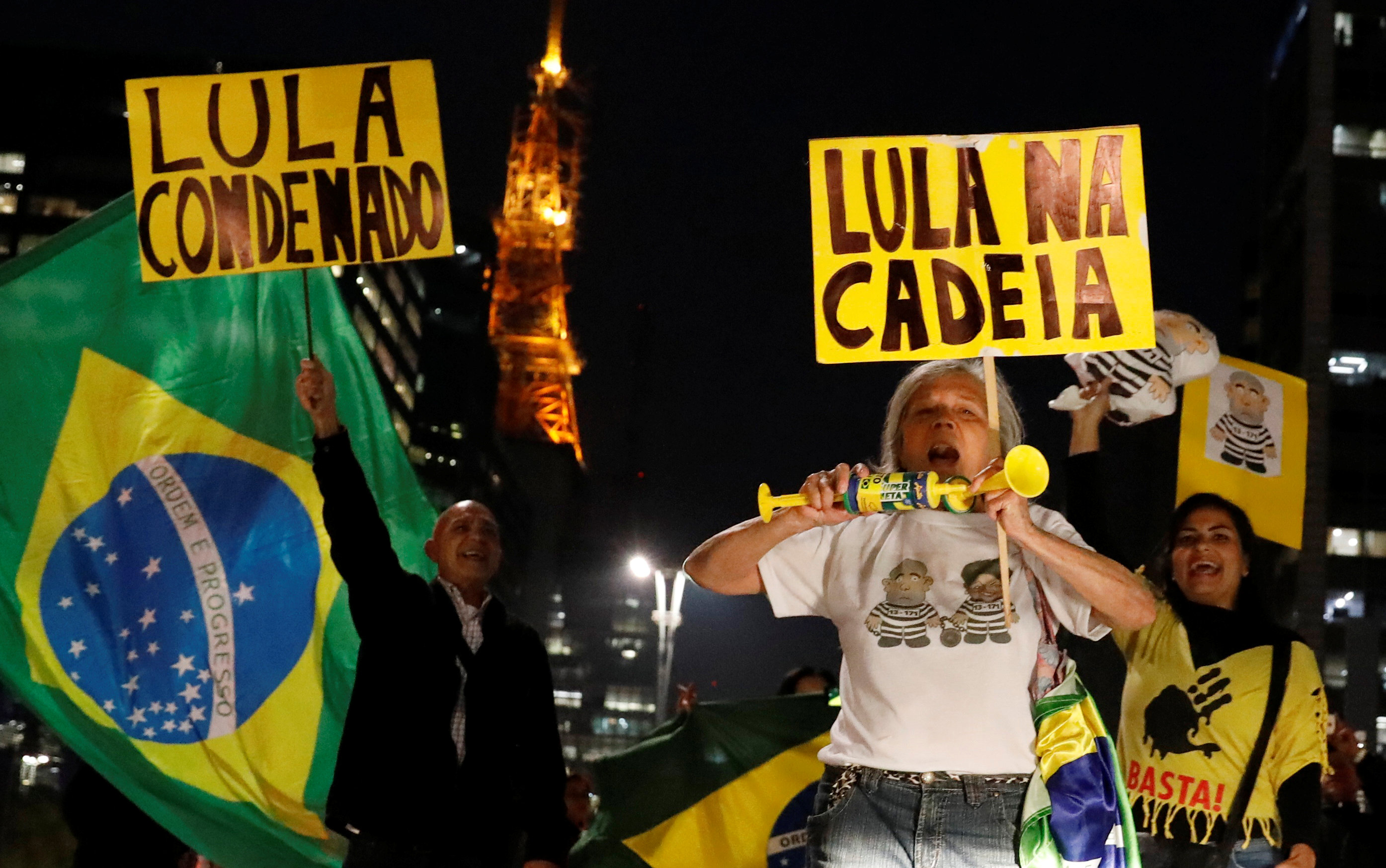 عدد من المحتفلين بشوارع البرازيل