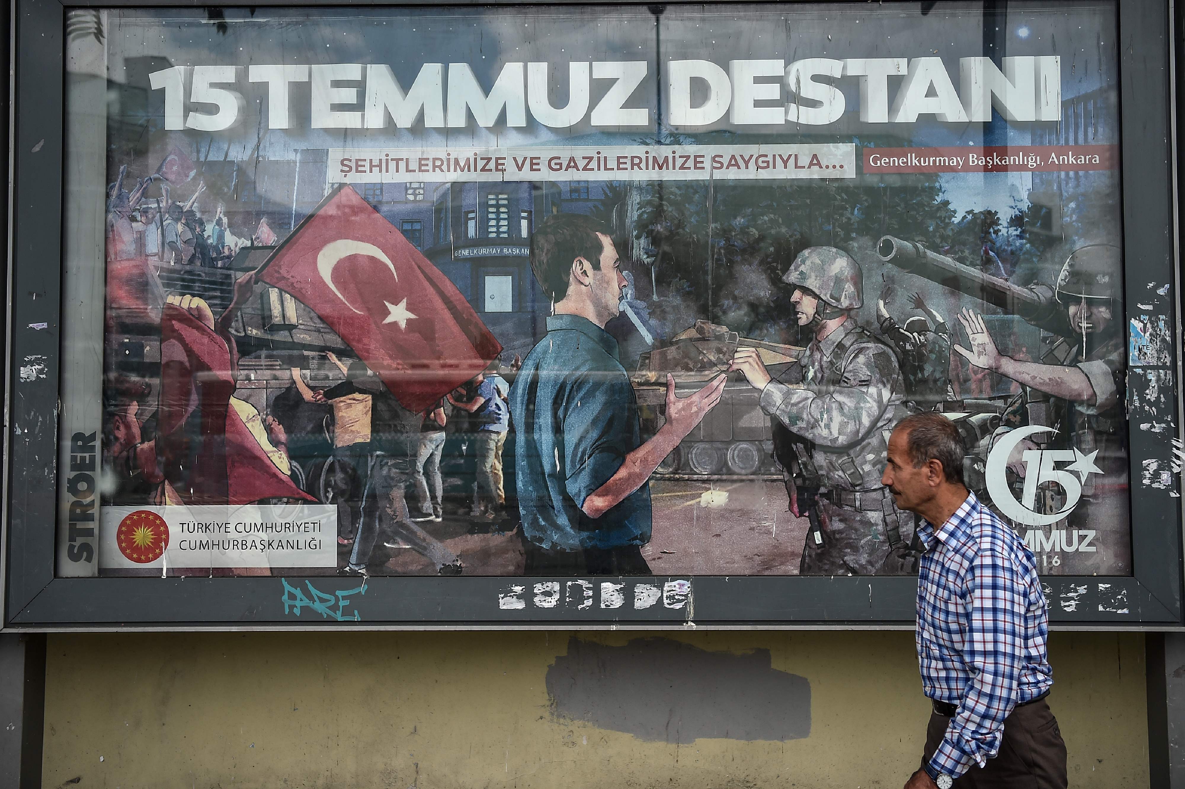 جانب من الملصقات التى تهين الجيش التركى