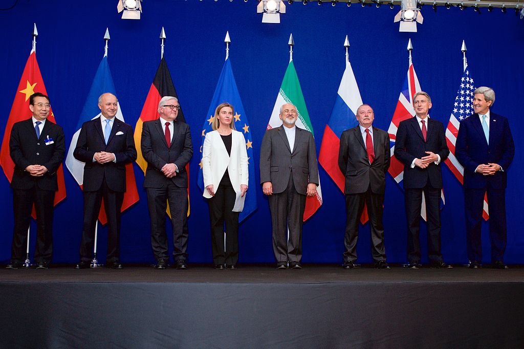 صورة تذكارية لوزراء خارجية العالم وإيران بعد توقيع الاتفاق