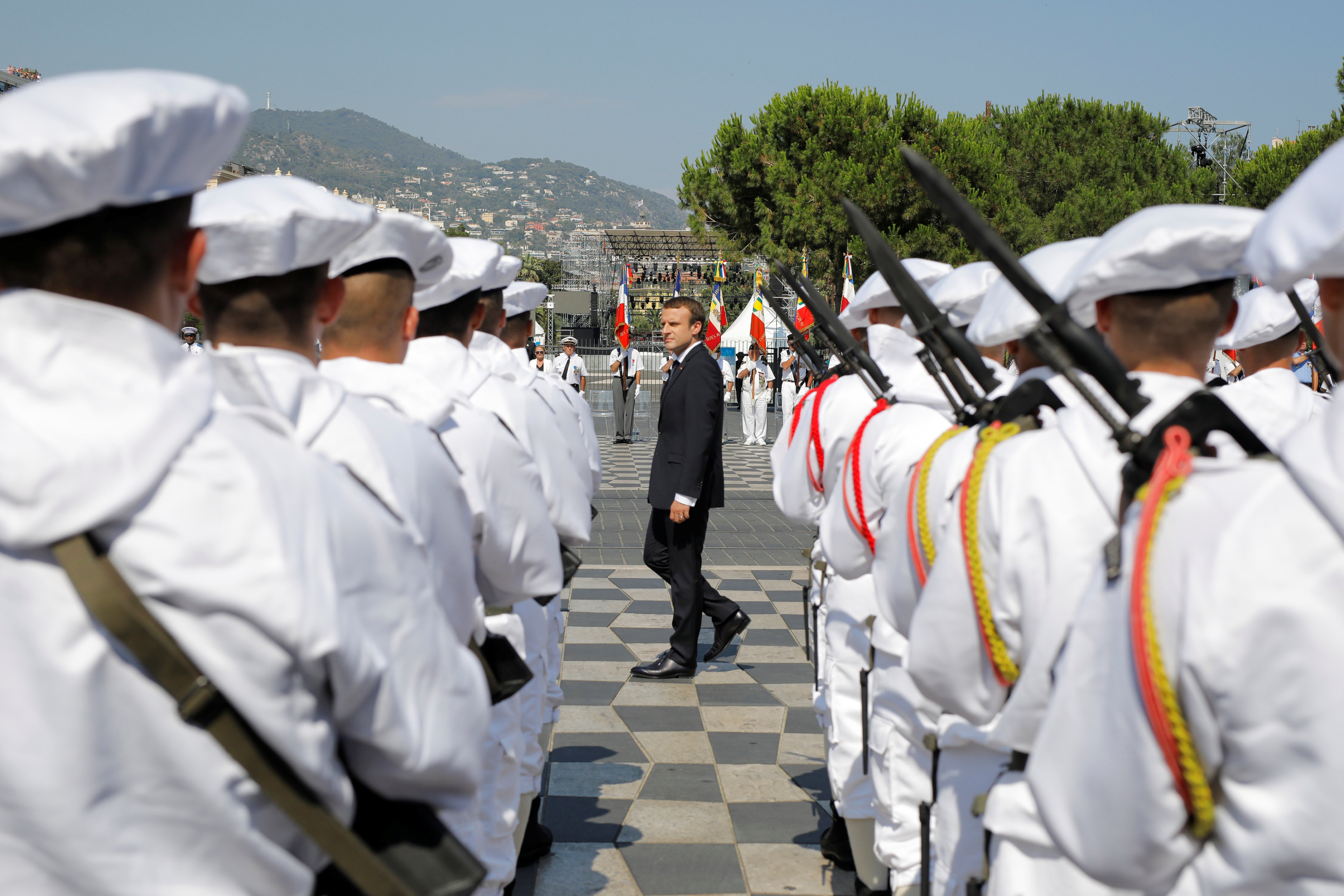 الرئيس الفرنسى وسط احتفالات الشرطة
