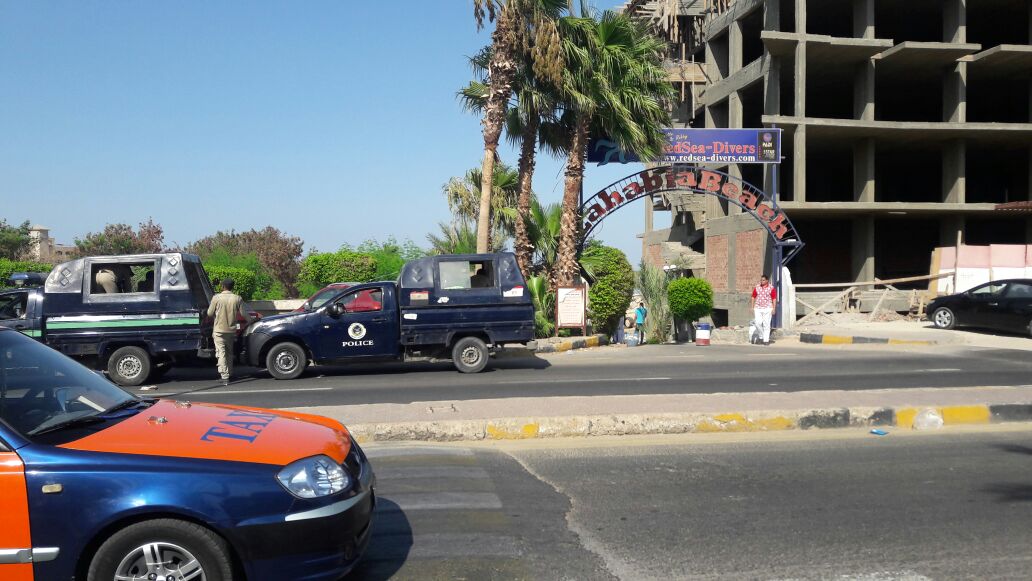 قوات الأمن تمشط المنطقة المحيطة بموقع حادث الغردقة (1)