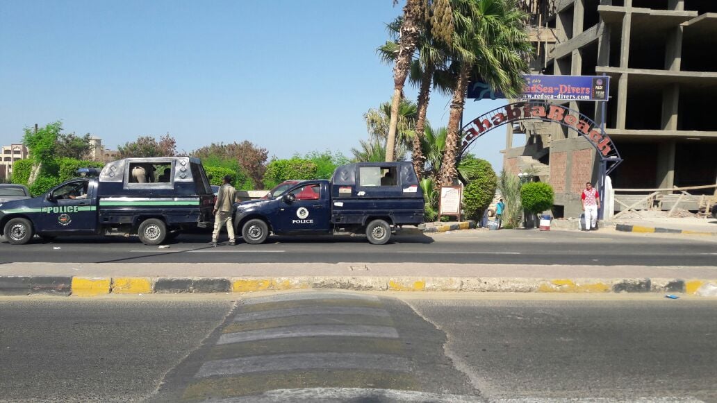 قوات الأمن تمشط المنطقة المحيطة بموقع حادث الغردقة (3)