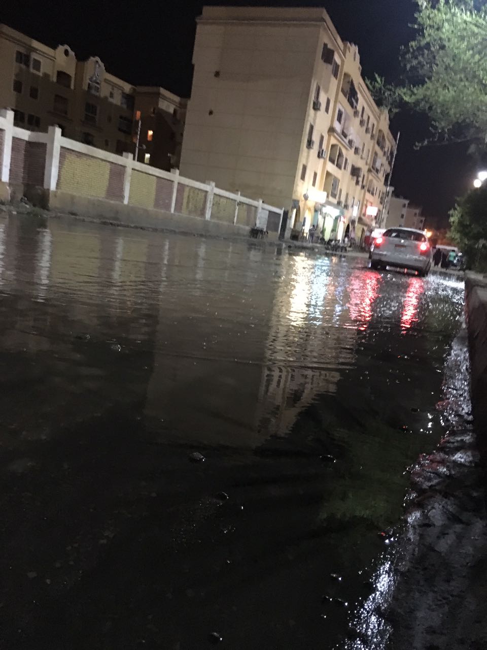 مياه الصرف تغرق شوارع مدينة ناصر فى أسوان (3)