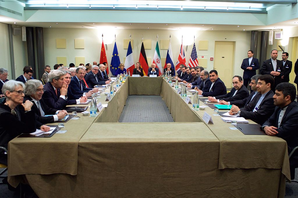 جانب من المباحثات النووية وعلى اليمين فريق التفاوض النووي الإيراني