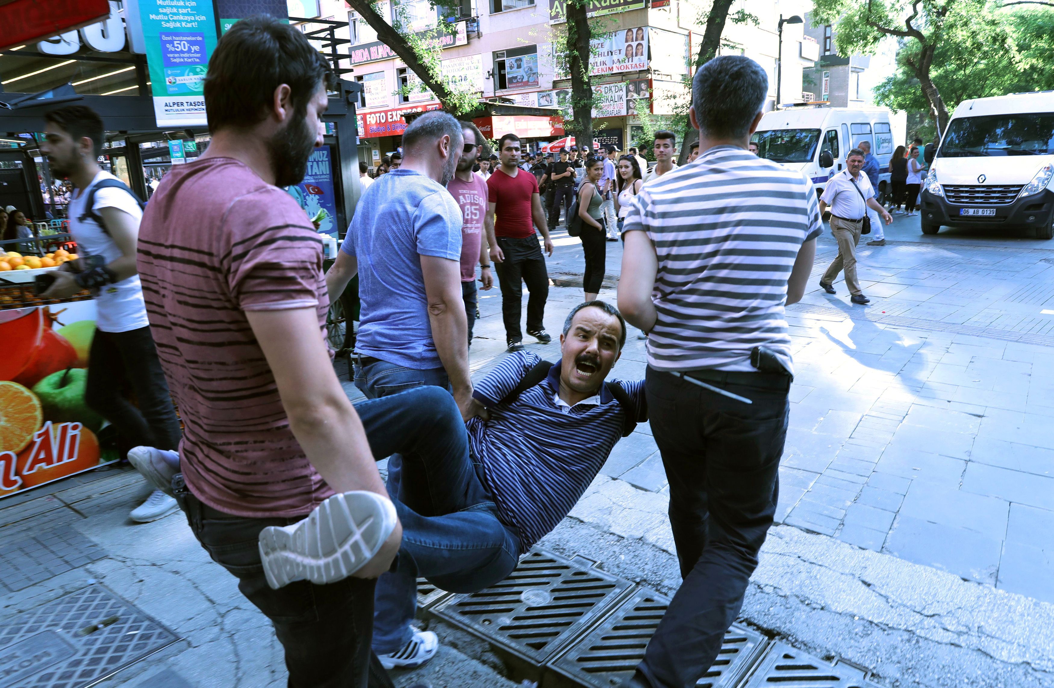 الشرطة التركية تعتقل محتجين على اعتقال أستاذة جامعية ومعلما