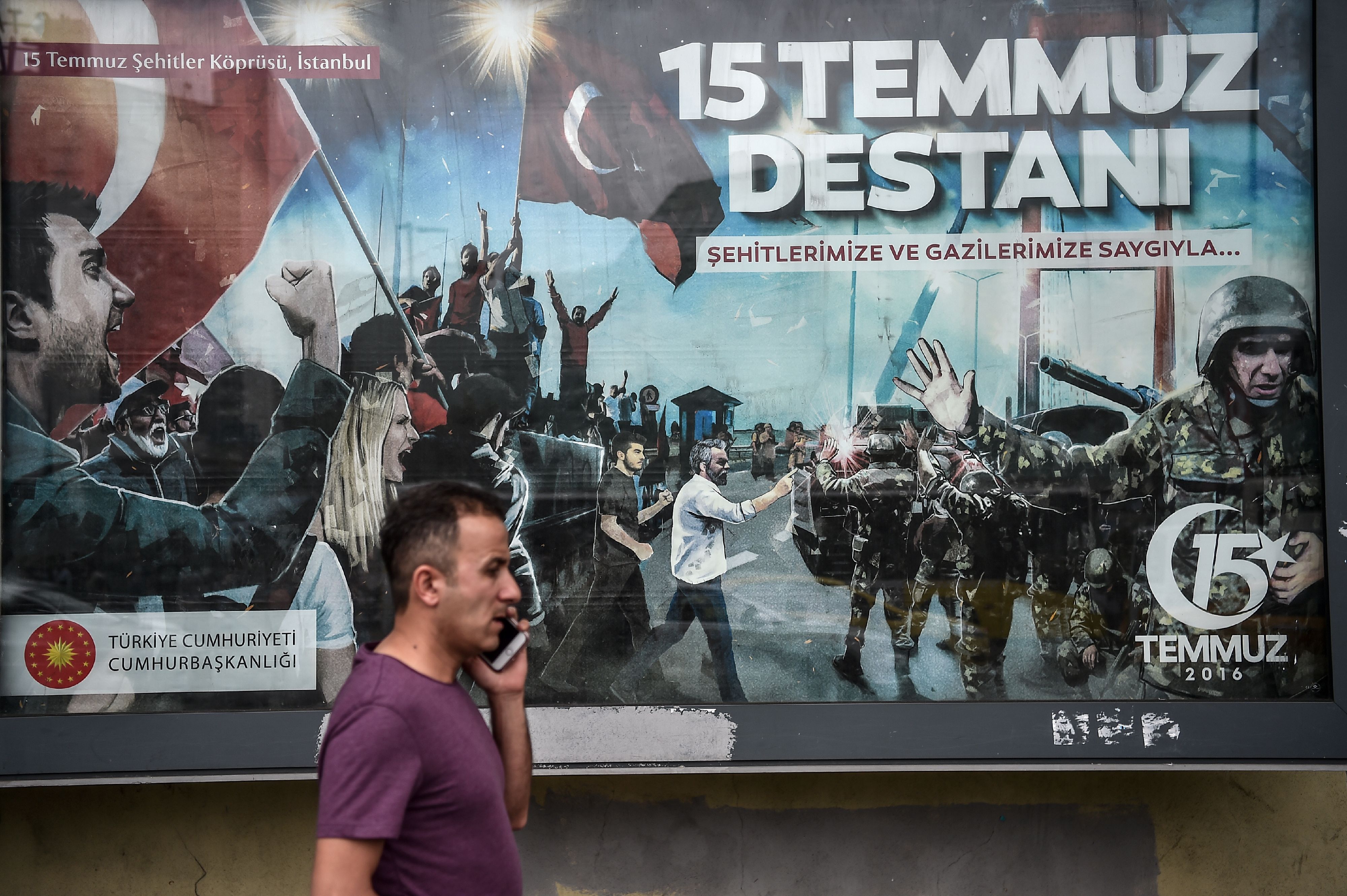 أردوغان يهين الجيش التركى بملصقات مسيئة