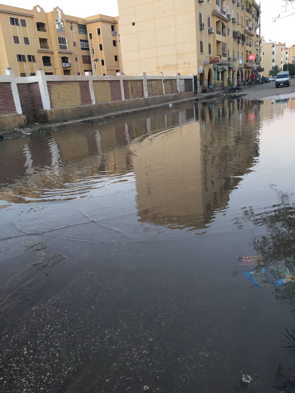مياه الصرف تغرق شوارع مدينة ناصر فى أسوان (4)