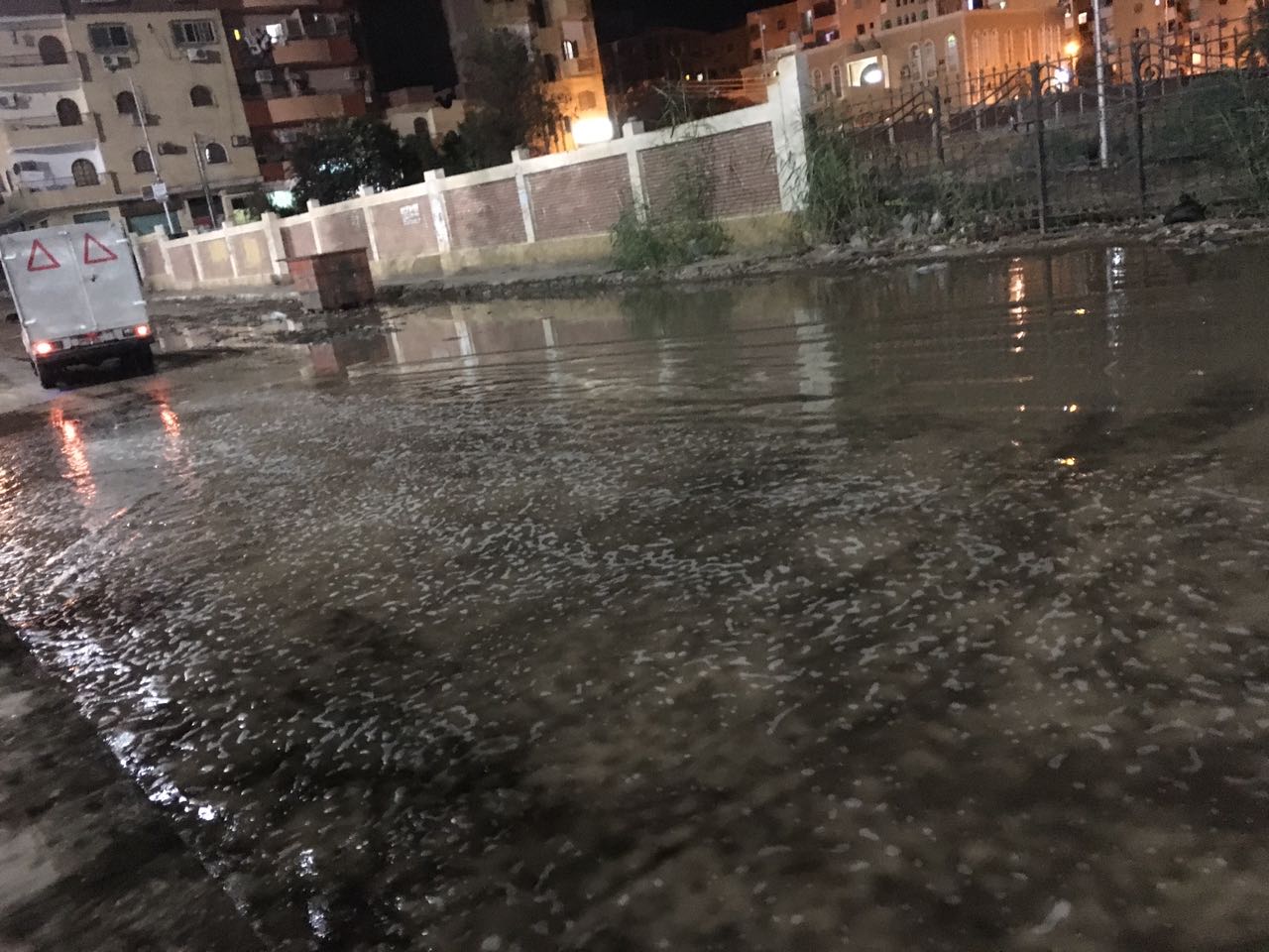 مياه الصرف تغرق شوارع مدينة ناصر فى أسوان (1)