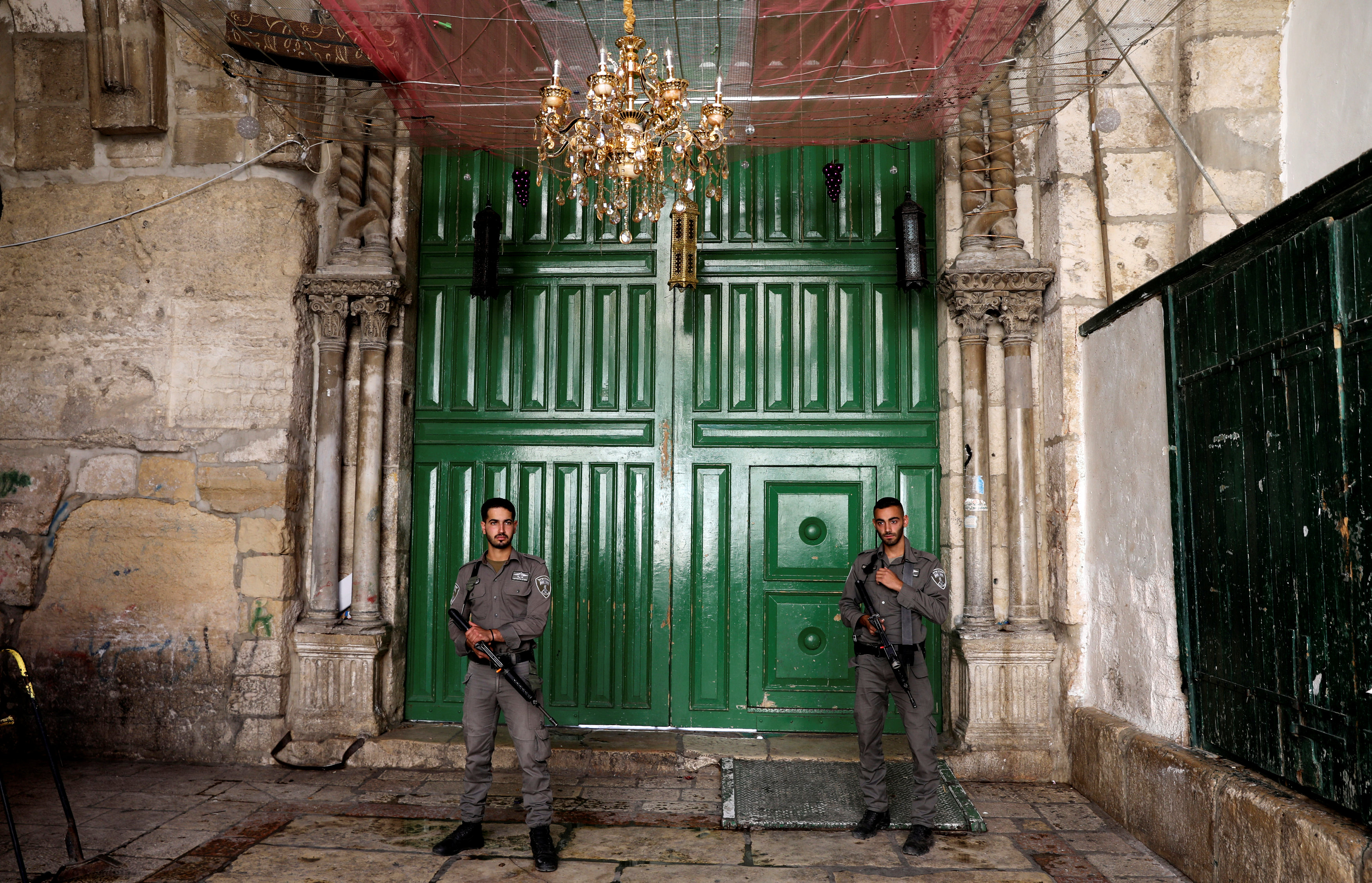 الشرطة الإسرائيلية تغلق أبواب المسجد الأقصى أمام المصلين
