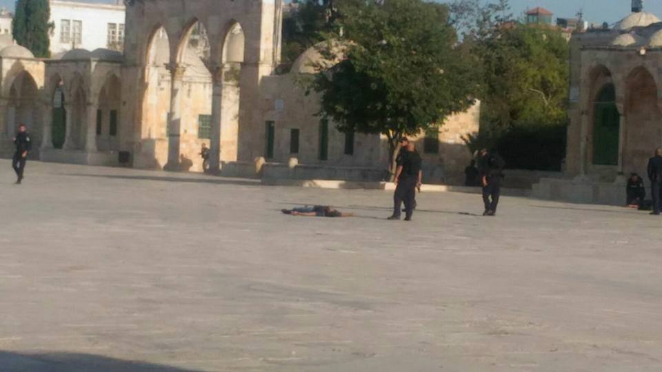 وقوف جنود الاحتلال بجوار جثة أحد الشبان الفلسطينيين
