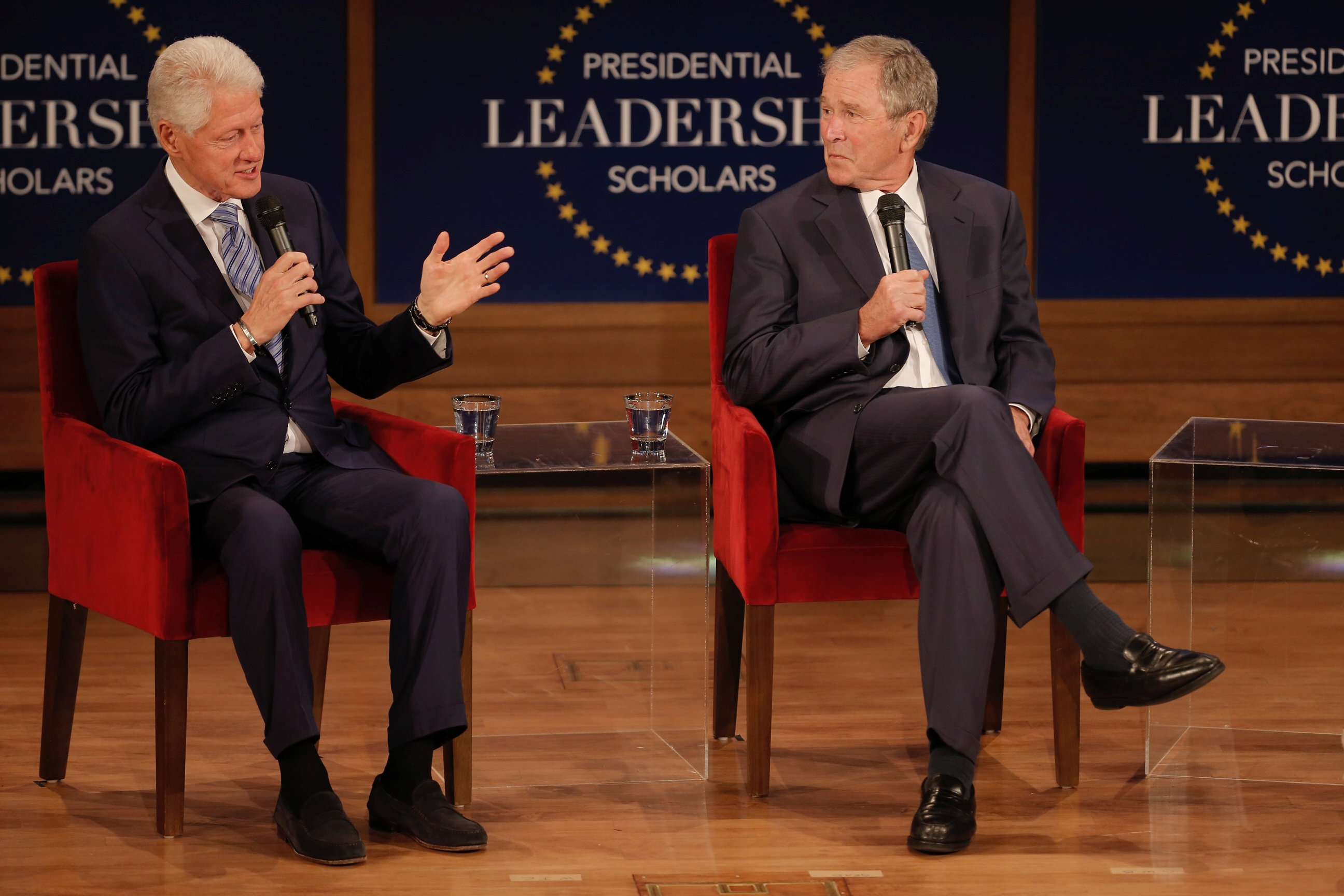 لقاء يجمع الرئيسان الأمريكيان السابقان جورج دبليو. بوش وبيل كلينتون