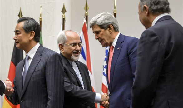 مصافحة ما بعد الاتفاق بين جون كيرى وزير خارجية أمريكا السابق وجواد ظريف وزير خارجية إيران