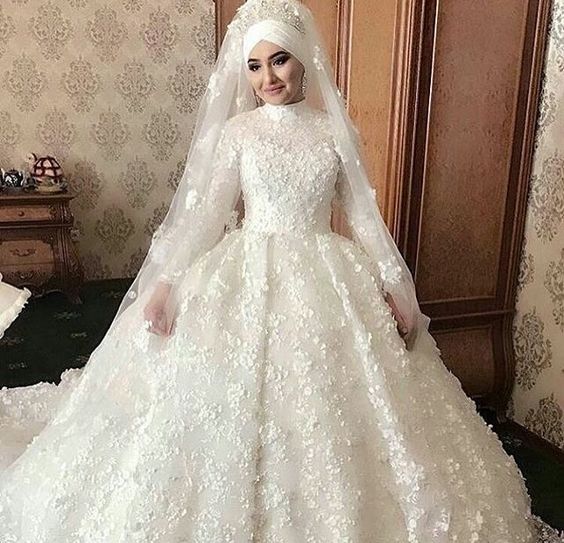 أحد فساتين زفاف المحجبات المزينة بالورود