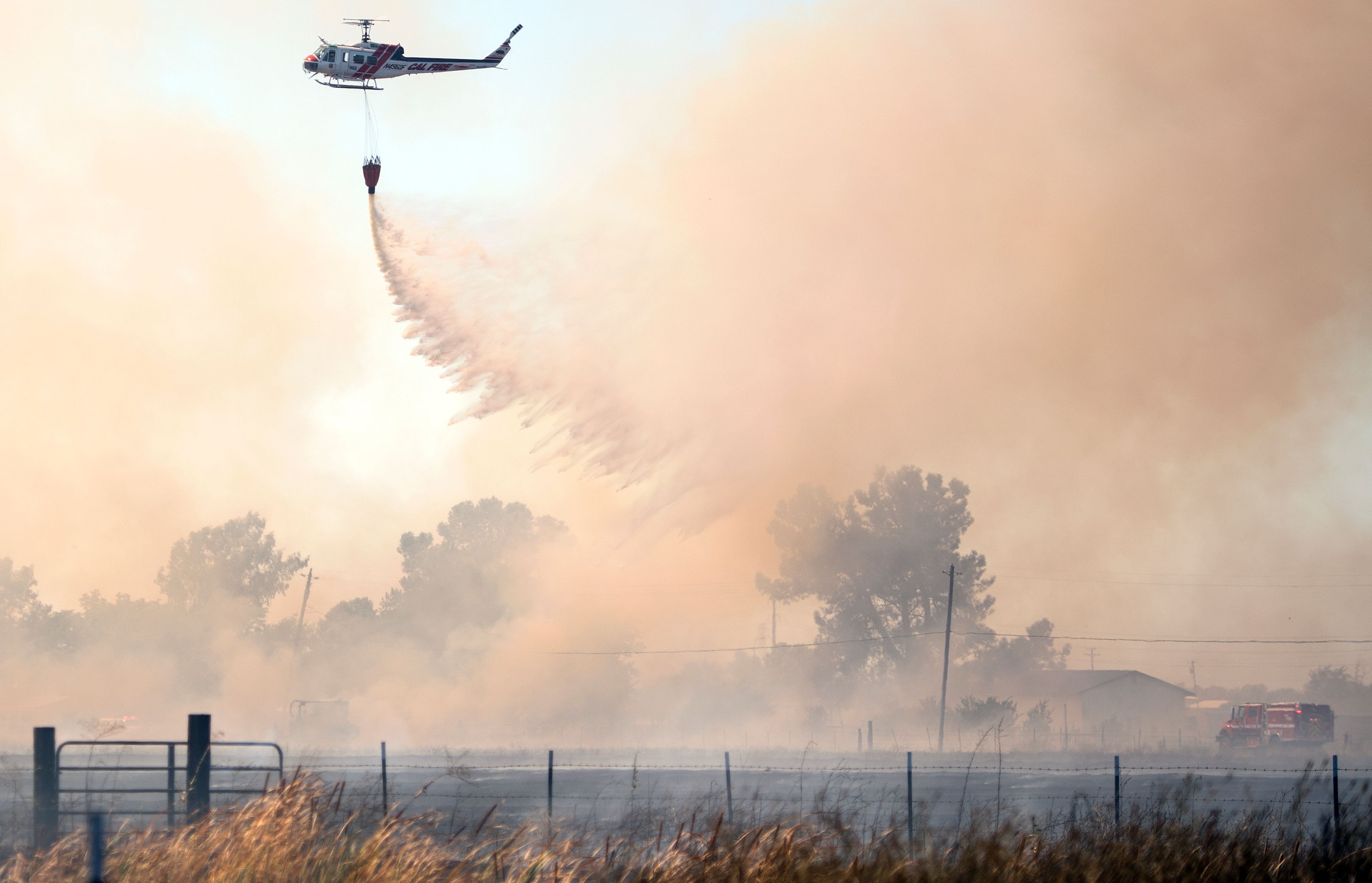 طائرة إطفاء تساعد فى اطفاء حرائق كاليفورنيا