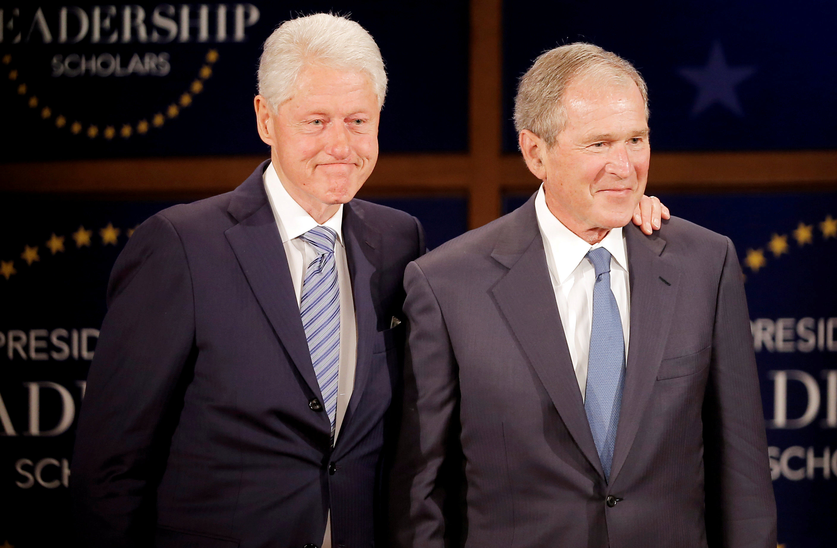 الرئيسان الأمريكيان السابقان جورج دبليو. بوش وبيل كلينتون  فى المكتبة الرئاسية