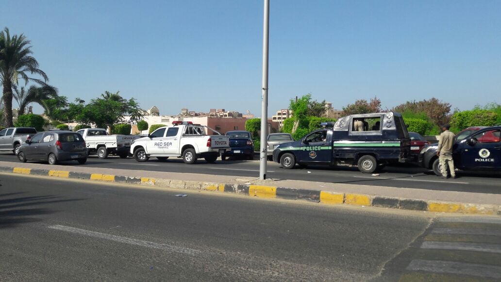 قوات الأمن تمشط المنطقة المحيطة بموقع حادث الغردقة (2)