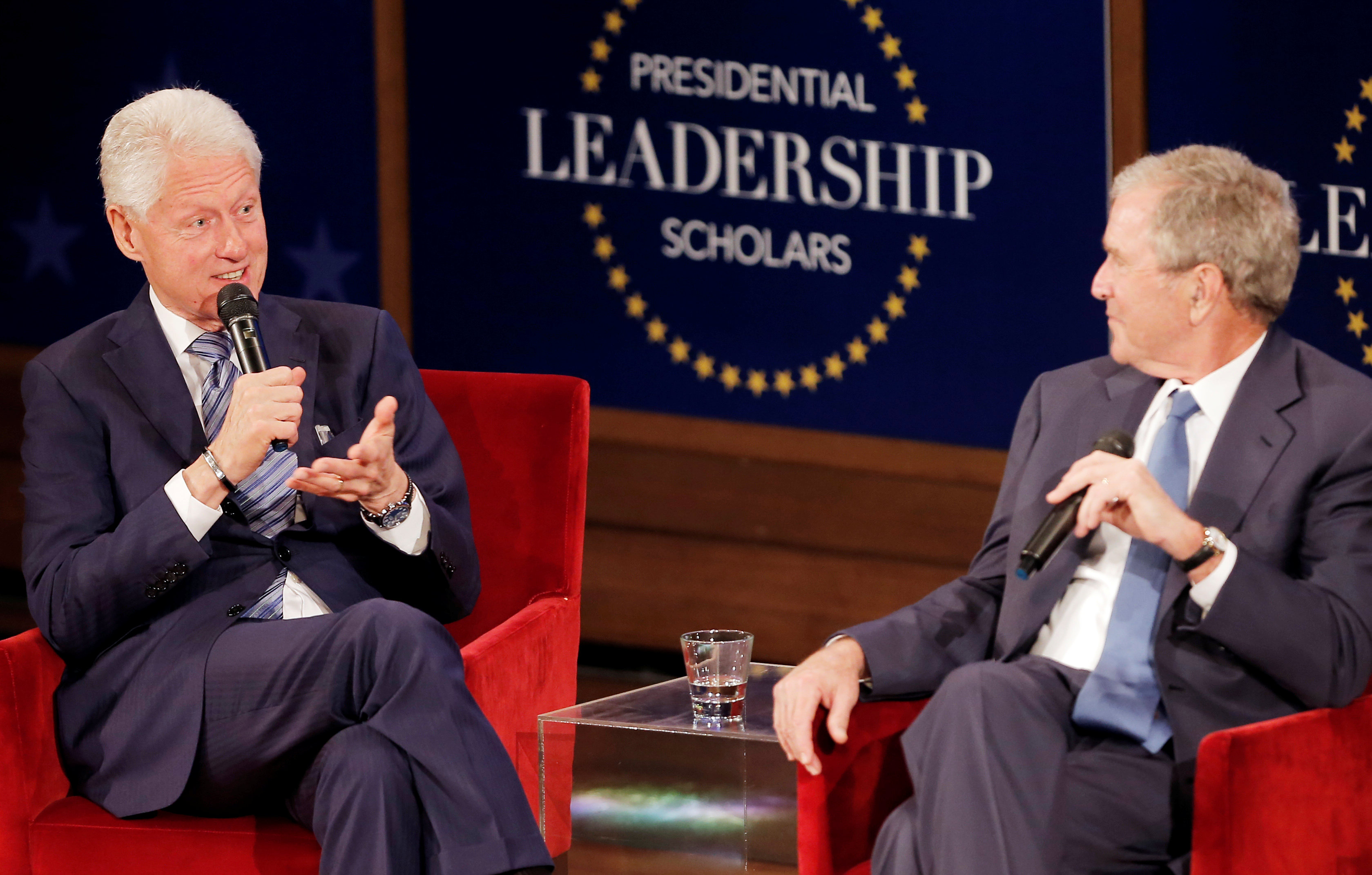 الرئيسان الأمريكيان السابقان جورج دبليو. بوش وبيل كلينتون  فى دالاس
