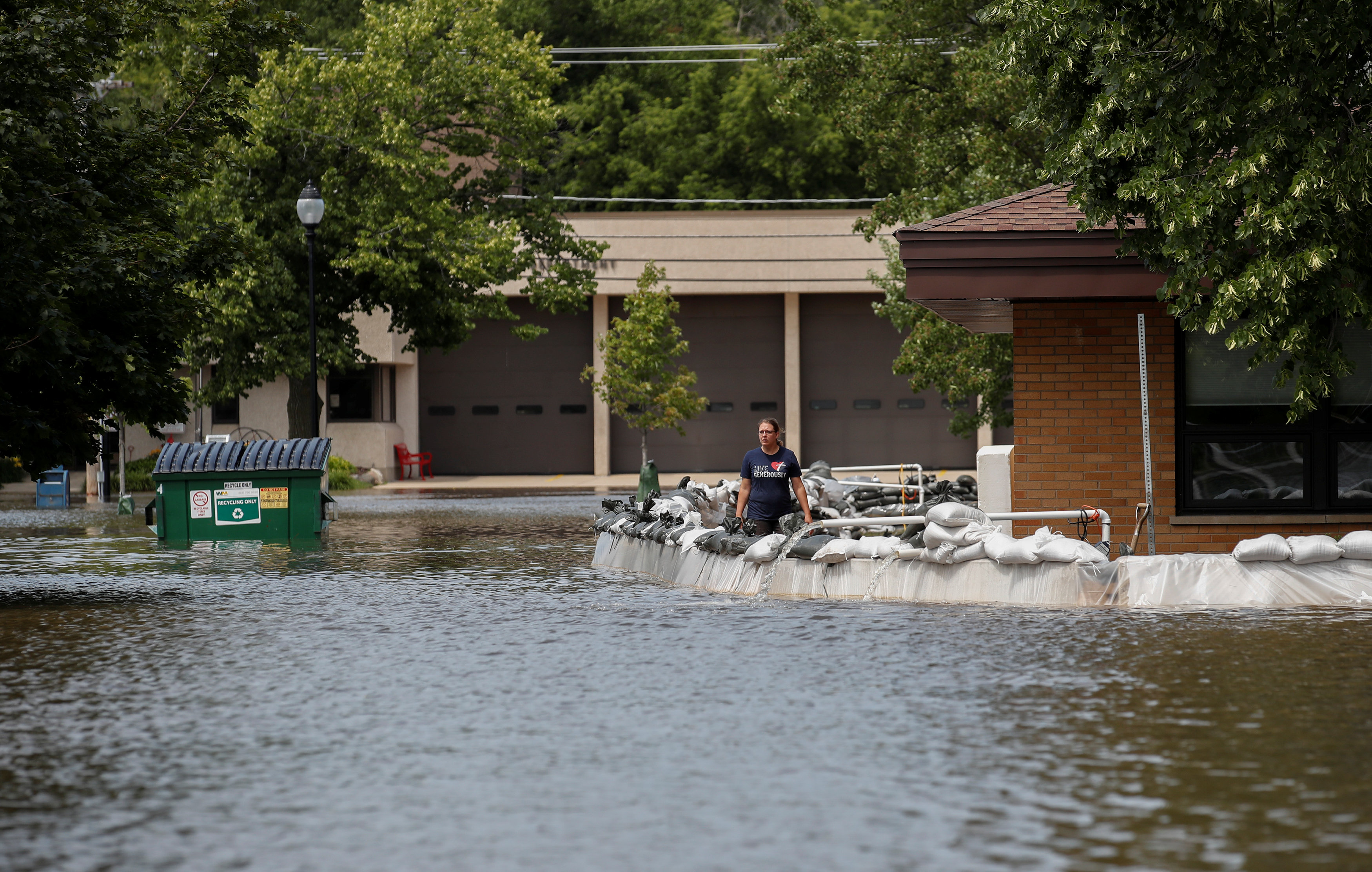 الفيضانات تغمر شوارع ولاية إيلينوى الأمريكية