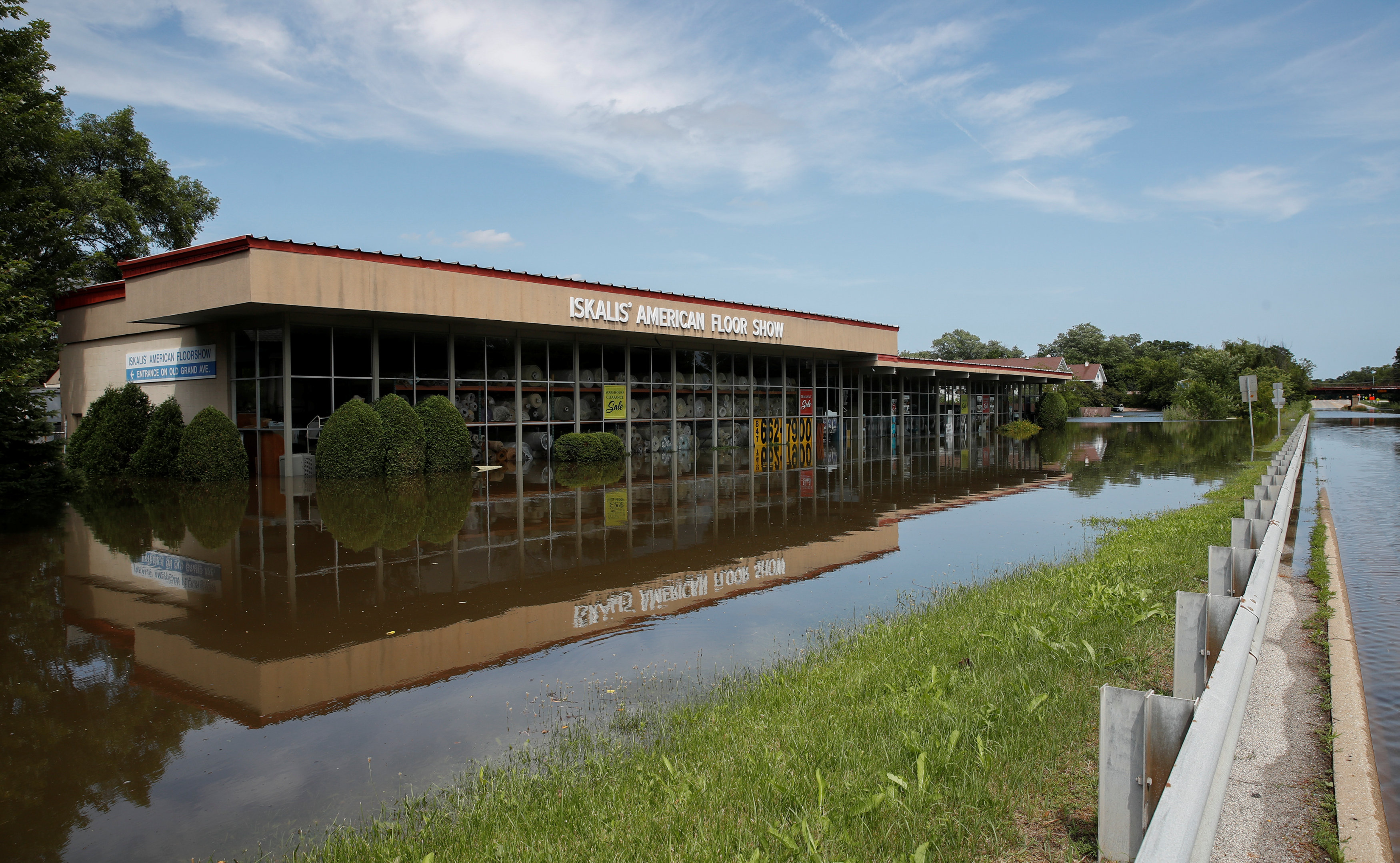 مياه الفيضانات تغمر شوارع ولاية إيلينوى الأمريكية