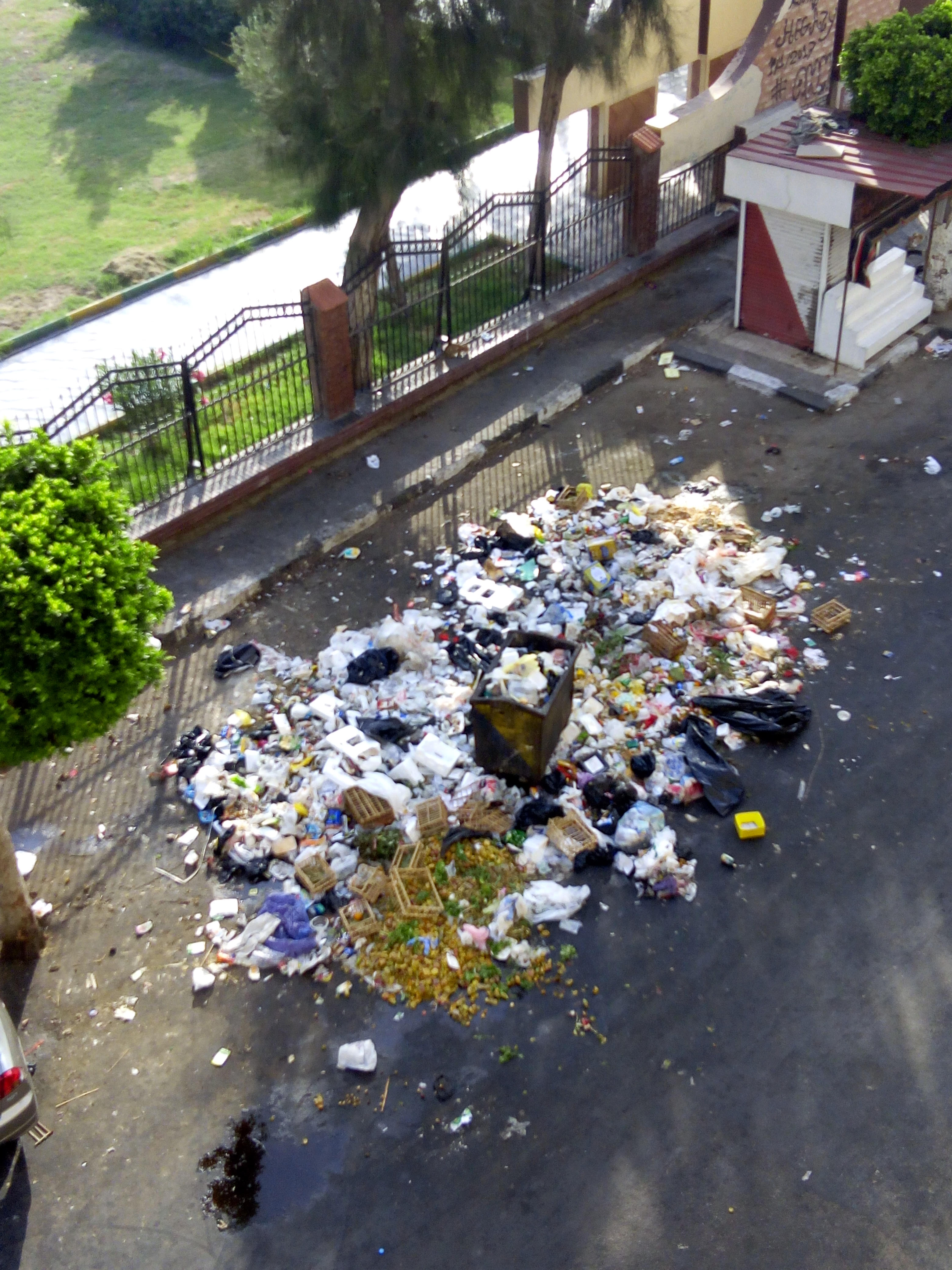 صورة أخرى توضح تراكم القمامة على أسوار حديقة فريال