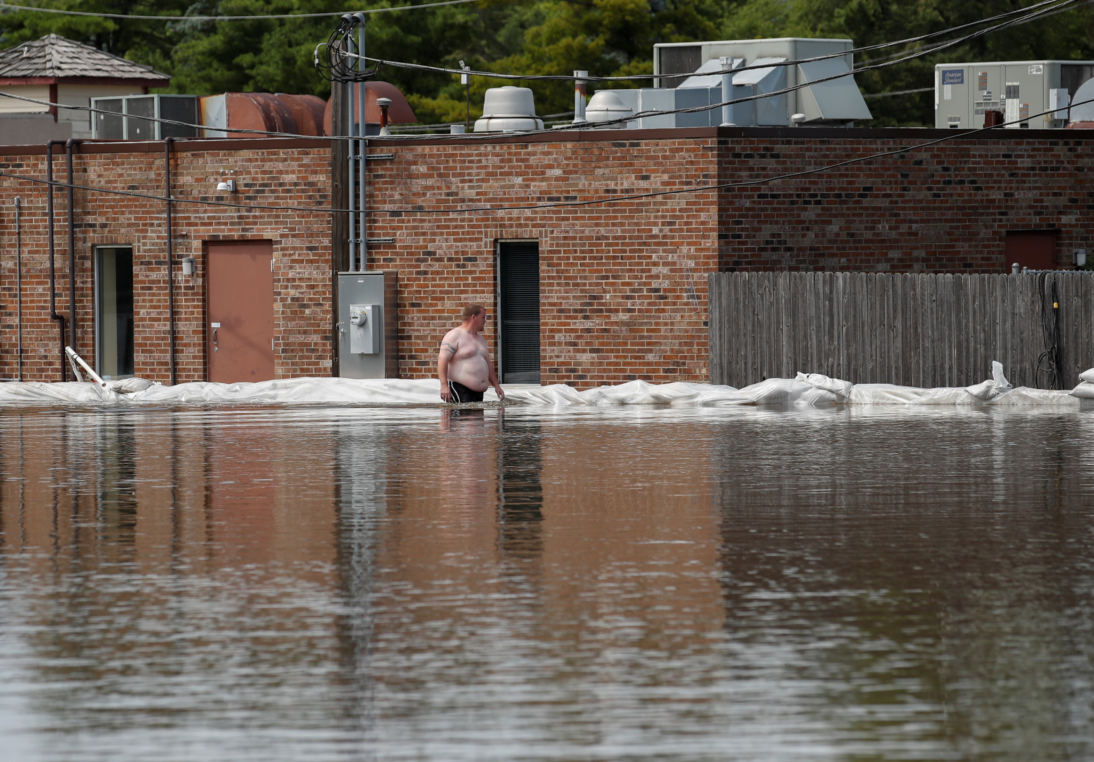 الفيضانات تغمر المنازل فى ولاية إيلينوى الأمريكية